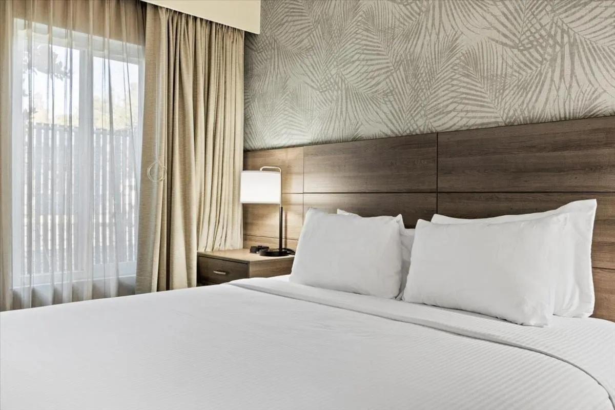 Bedroom, Bed in University Park Inn & Suites, an Ascend Collection Hotel