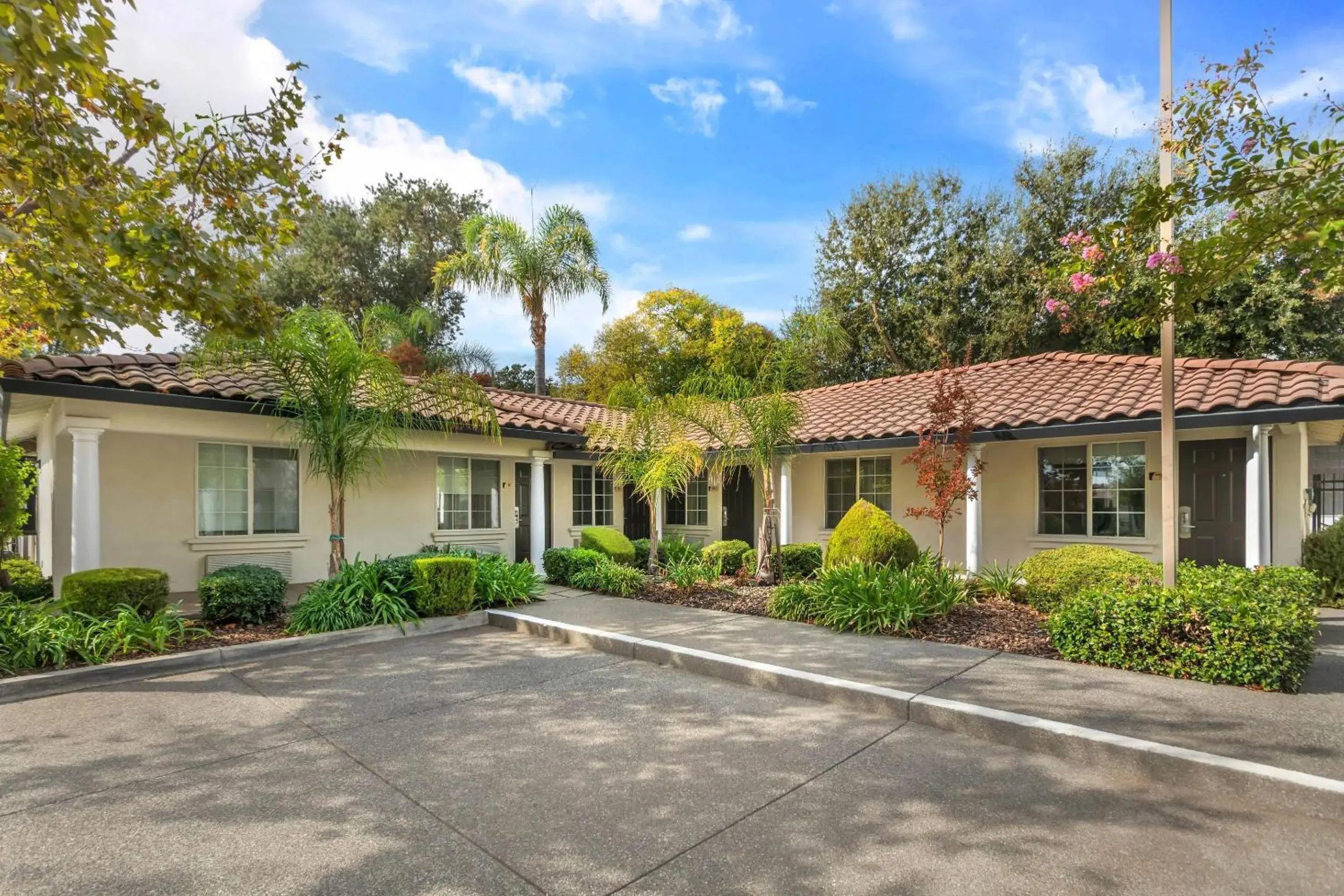 Property building in University Park Inn & Suites, an Ascend Collection Hotel Property building in University Park Inn & Suites, an Ascend Collection Hotel