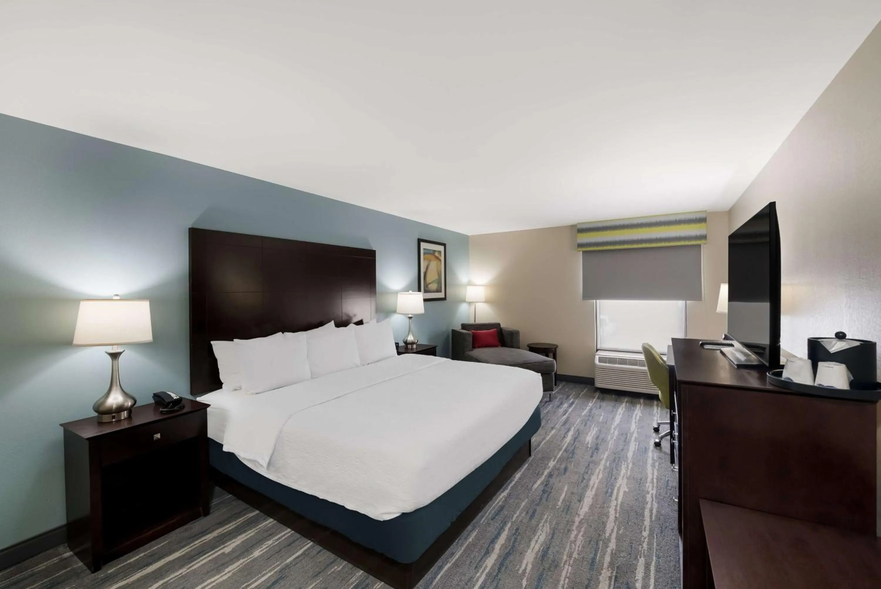 Bed in Hampton Inn Marshall