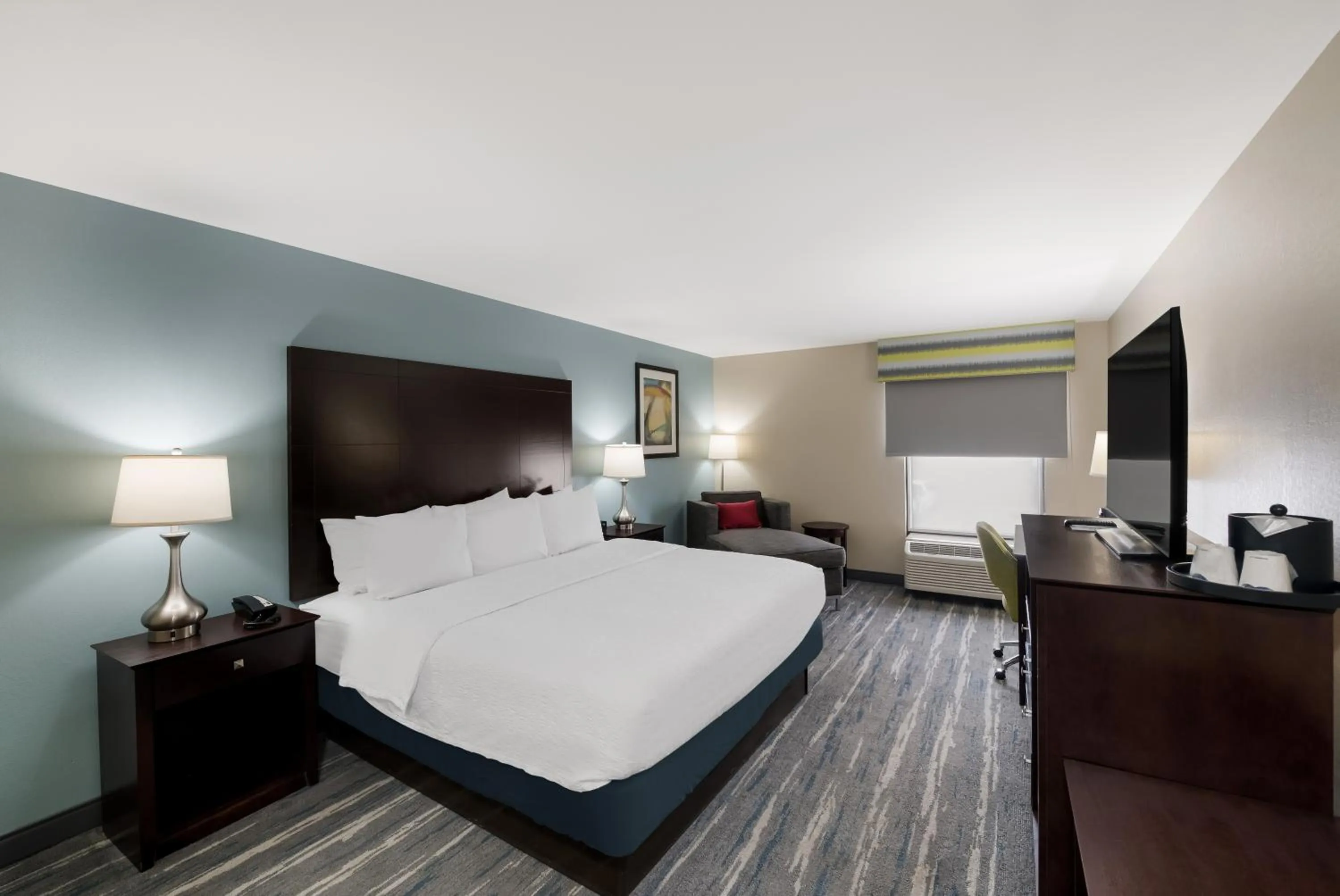 Bed in Hampton Inn Marshall