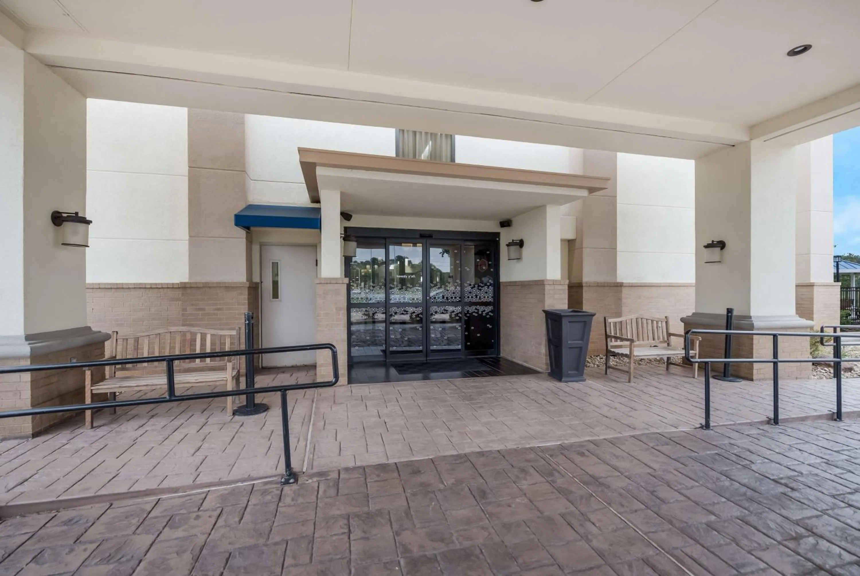 Property building in Hampton Inn Marshall