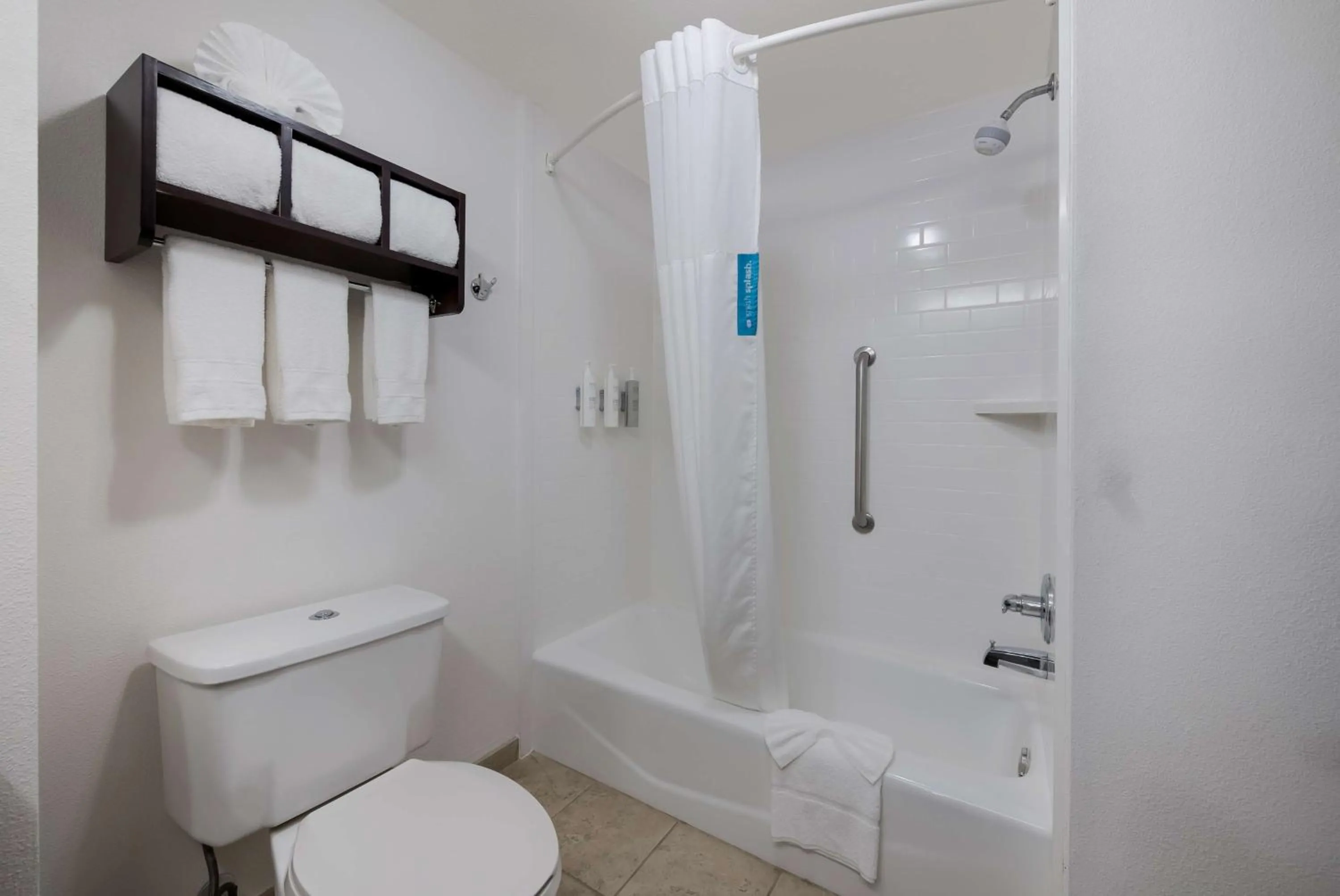 Bathroom in Hampton Inn Marshall