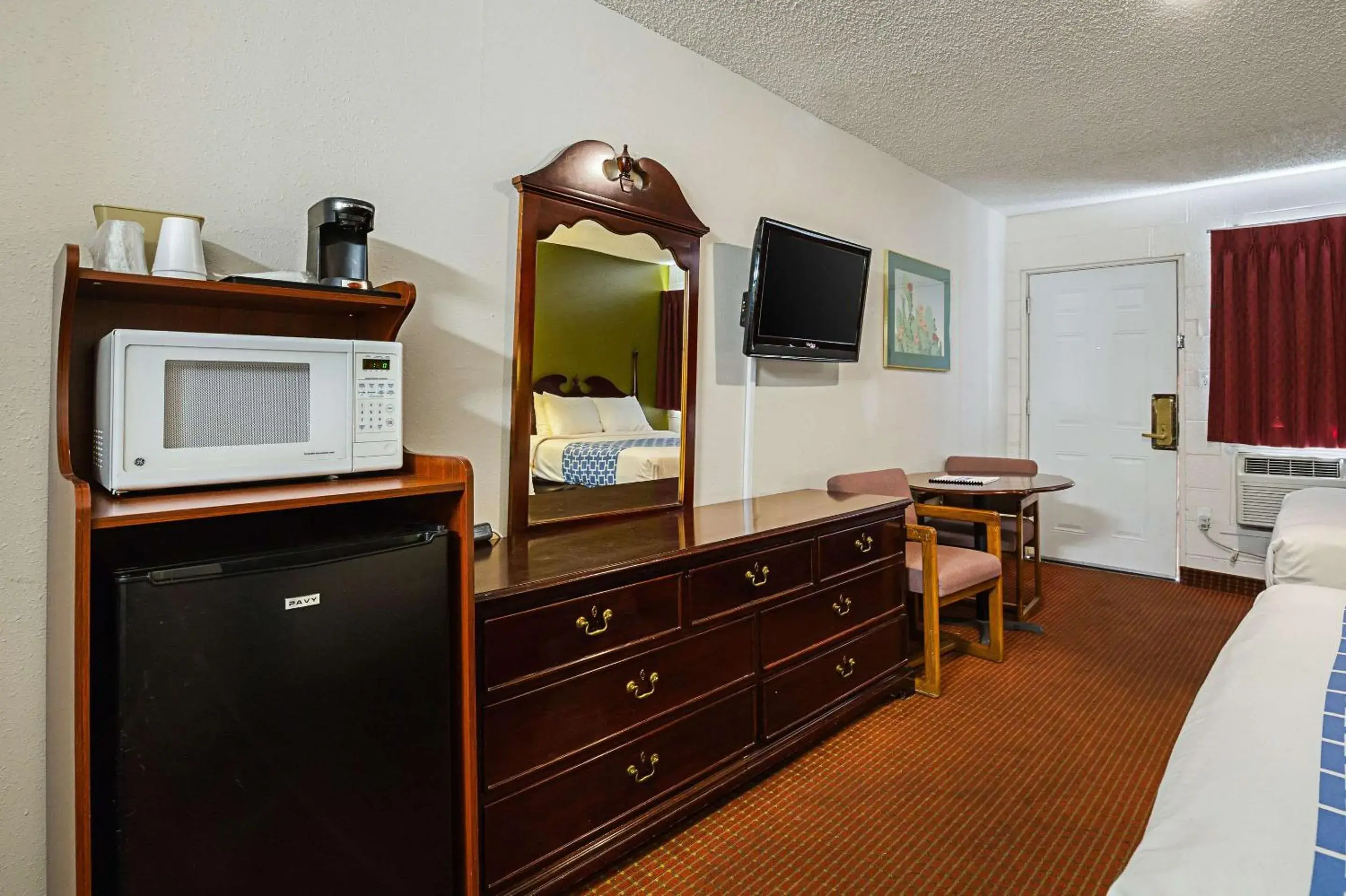 Photo of the whole room, TV/Entertainment Center in Rodeway Inn Cedar City