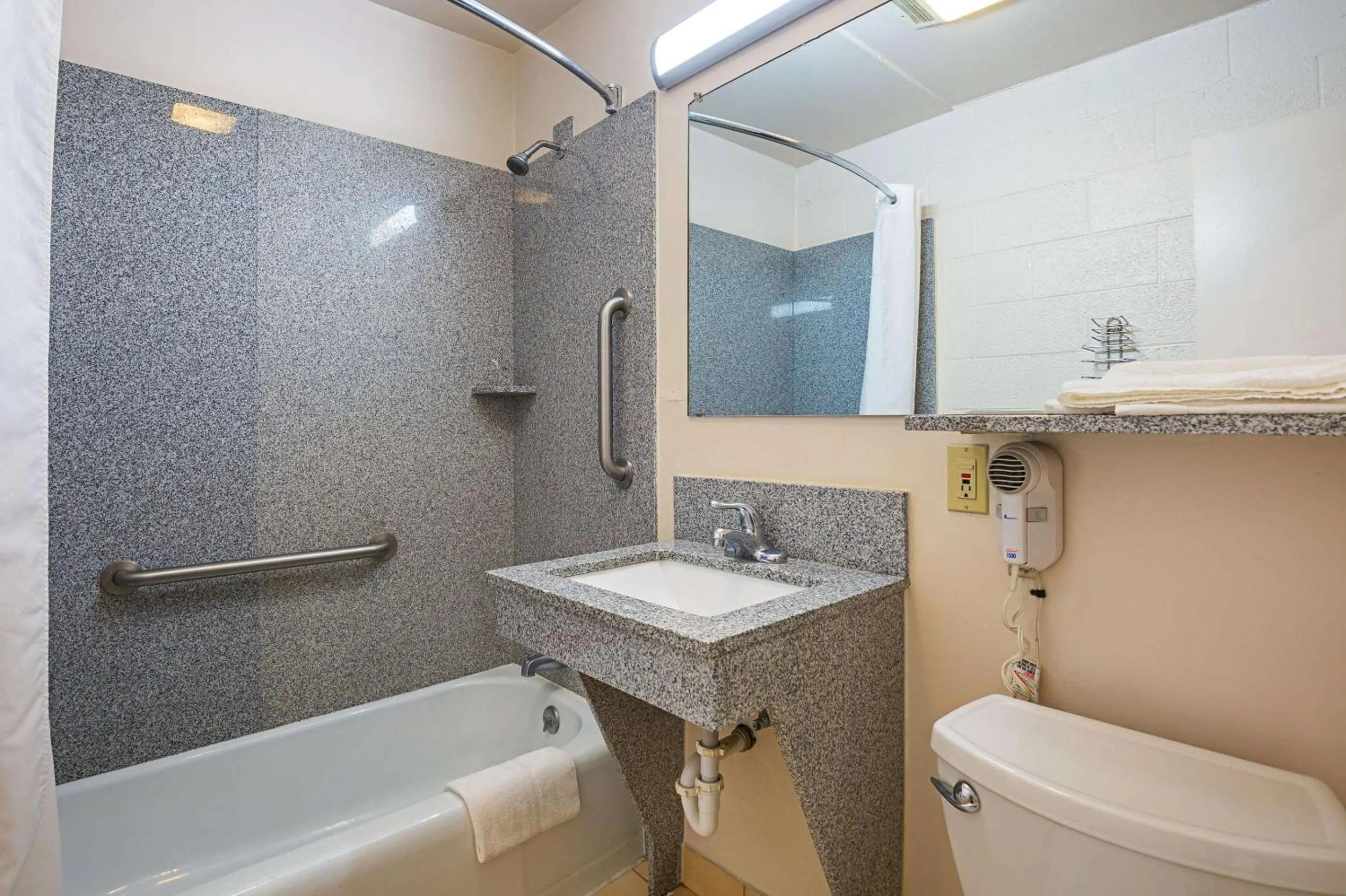 Bathroom in Rodeway Inn Cedar City