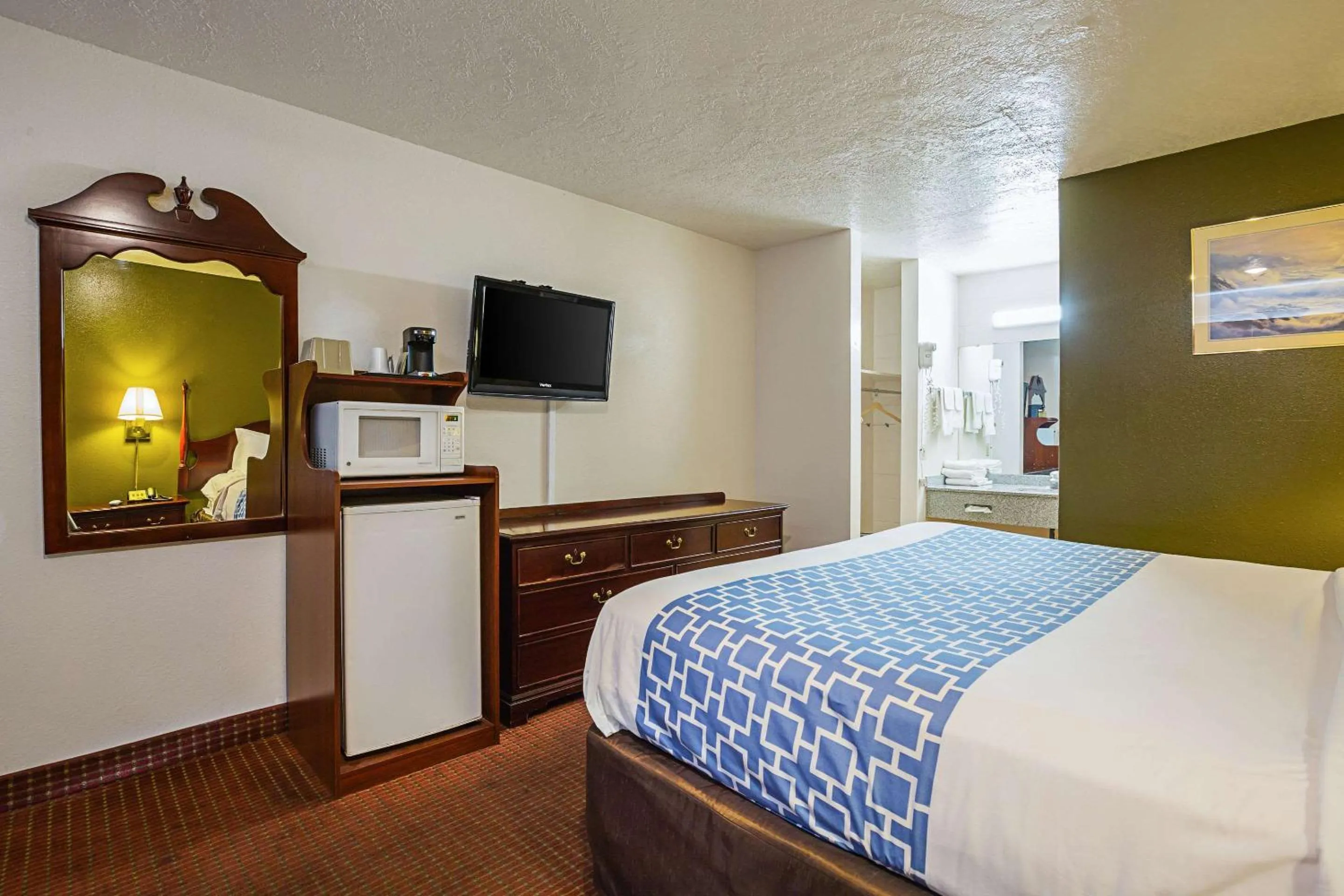 Photo of the whole room, TV/Entertainment Center in Rodeway Inn Cedar City