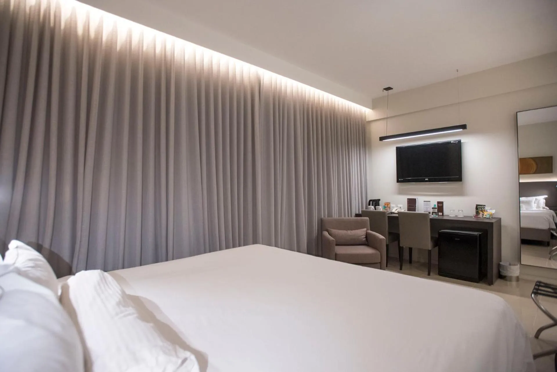 Photo of the whole room, Bed in Royal Collection Savassi