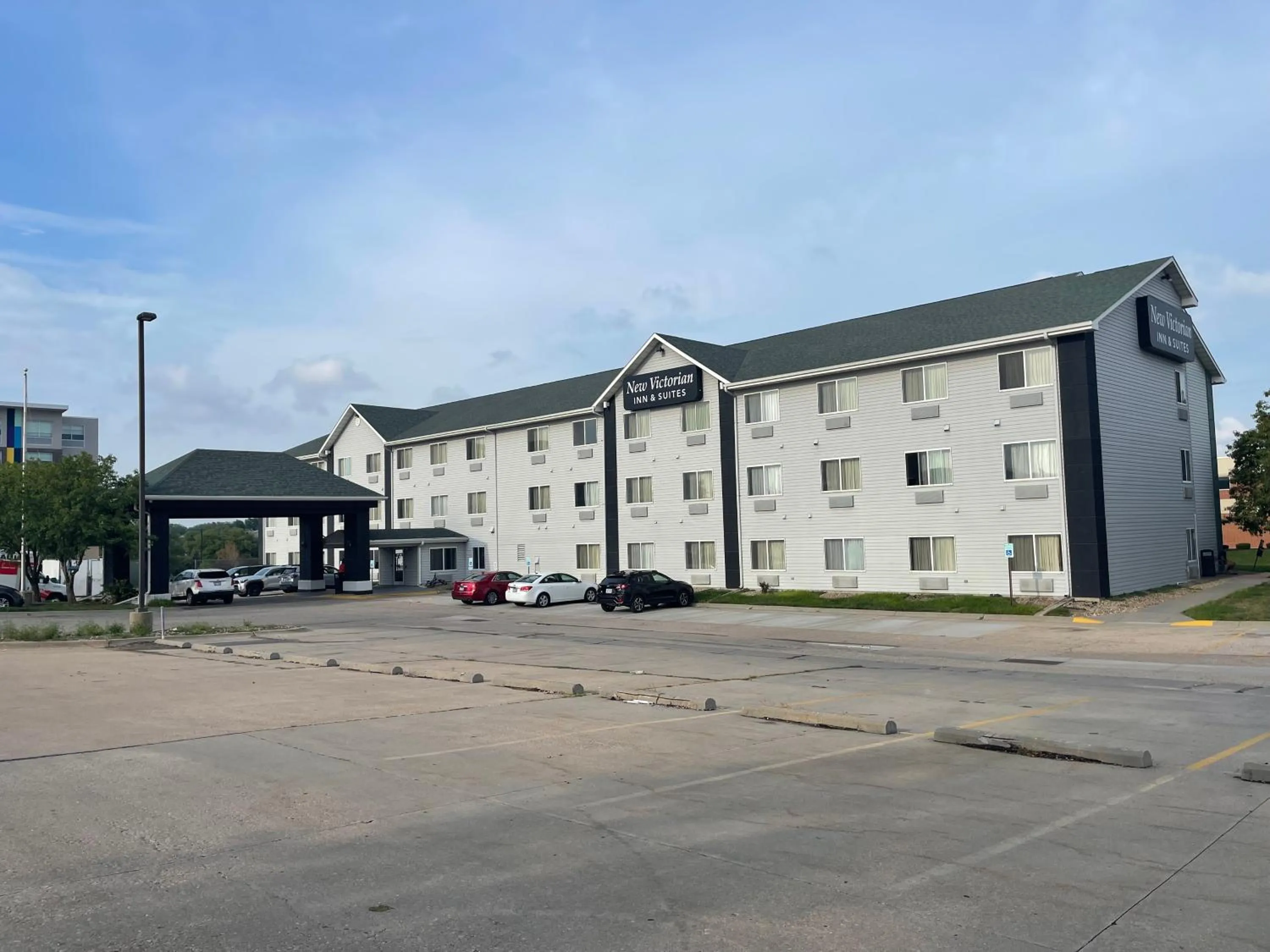 Property building in New Victorian Inn & Suites Lincoln