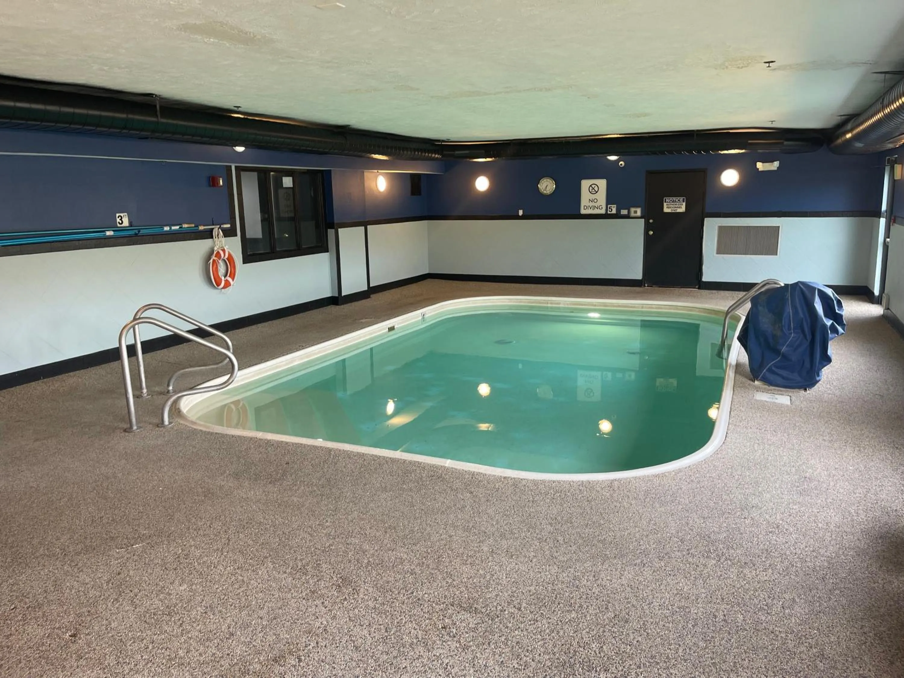 Swimming pool in New Victorian Inn & Suites Lincoln