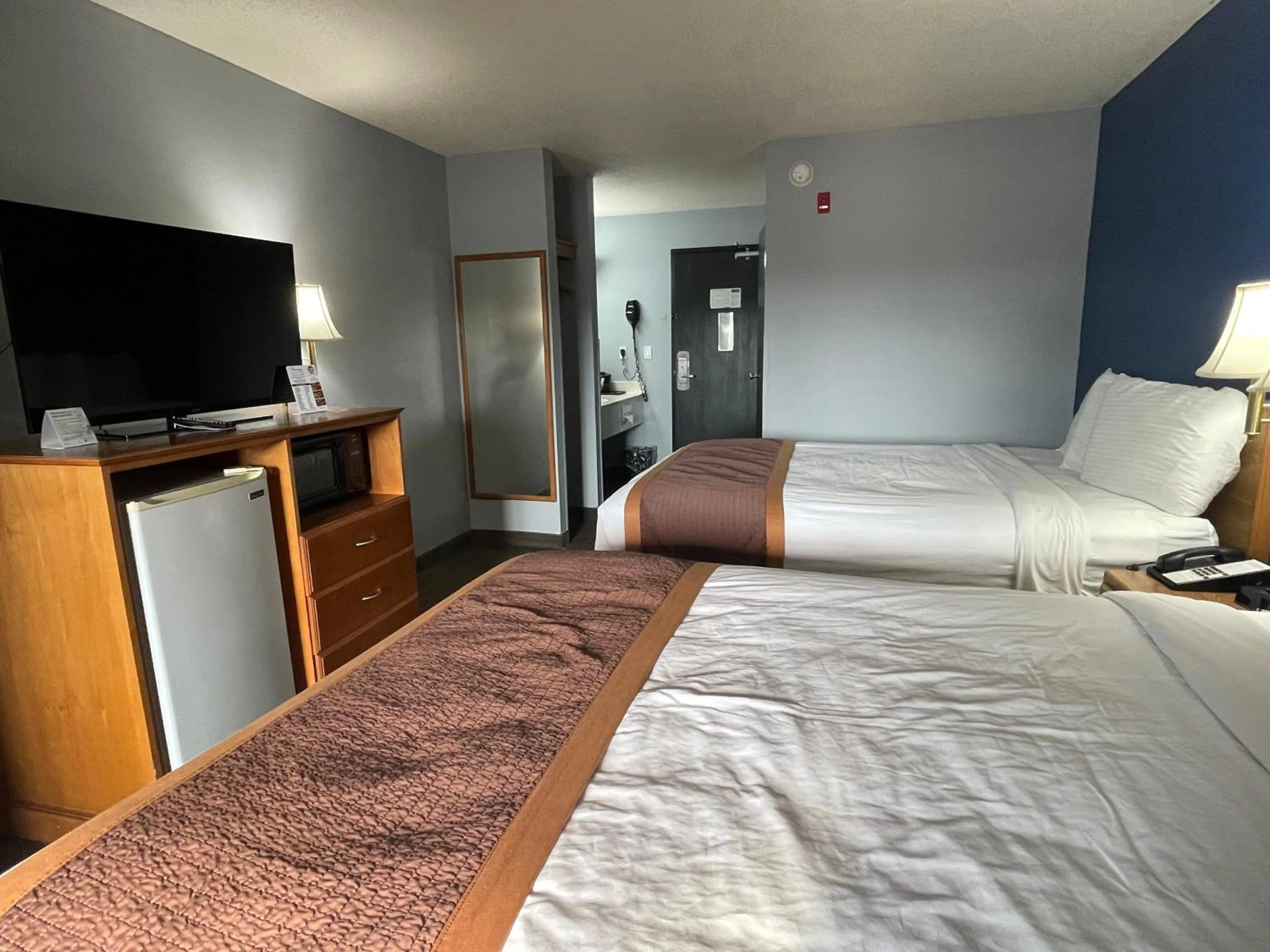 Bed in New Victorian Inn & Suites Lincoln