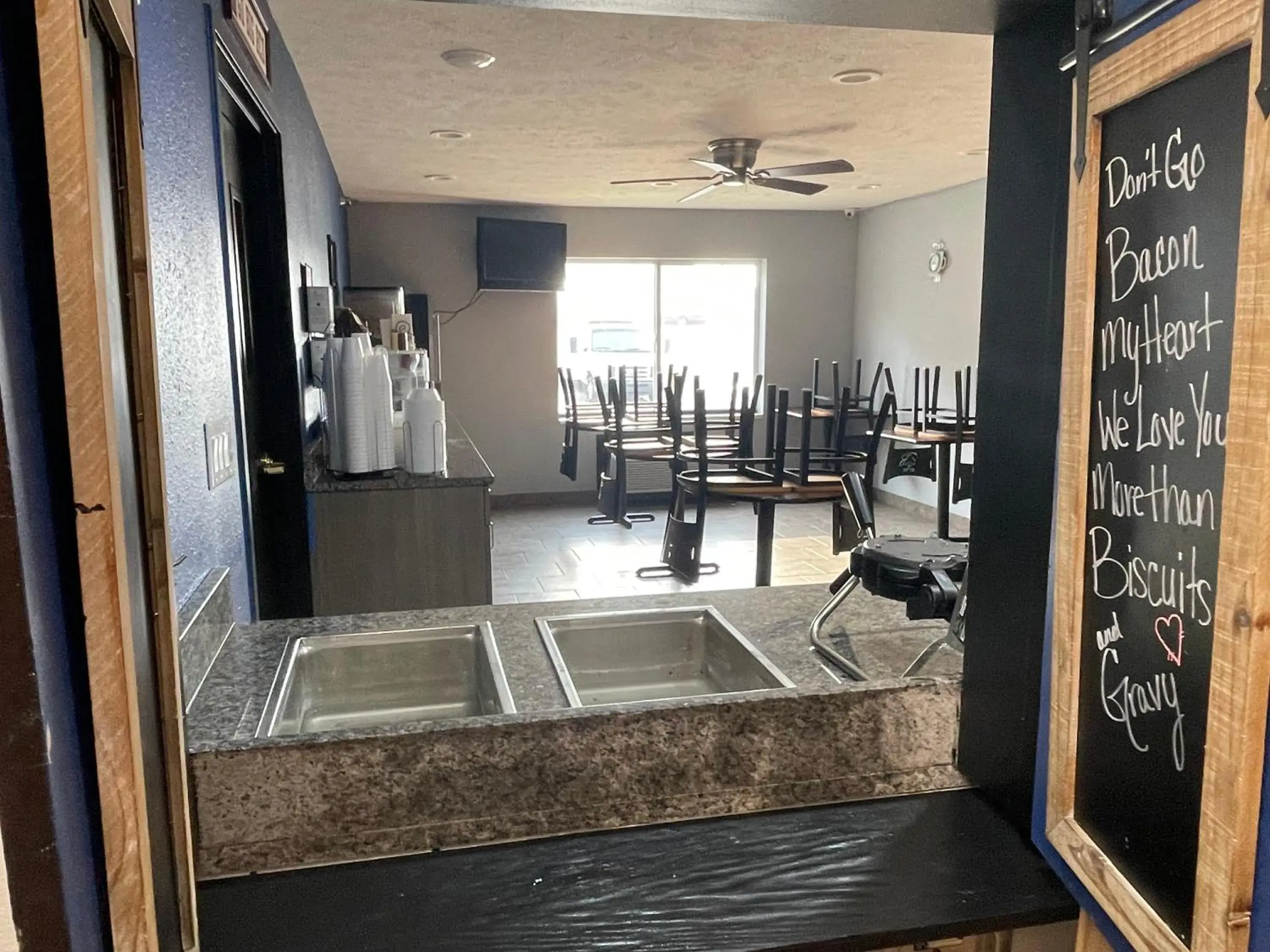 Breakfast in New Victorian Inn & Suites Lincoln Breakfast in New Victorian Inn & Suites Lincoln