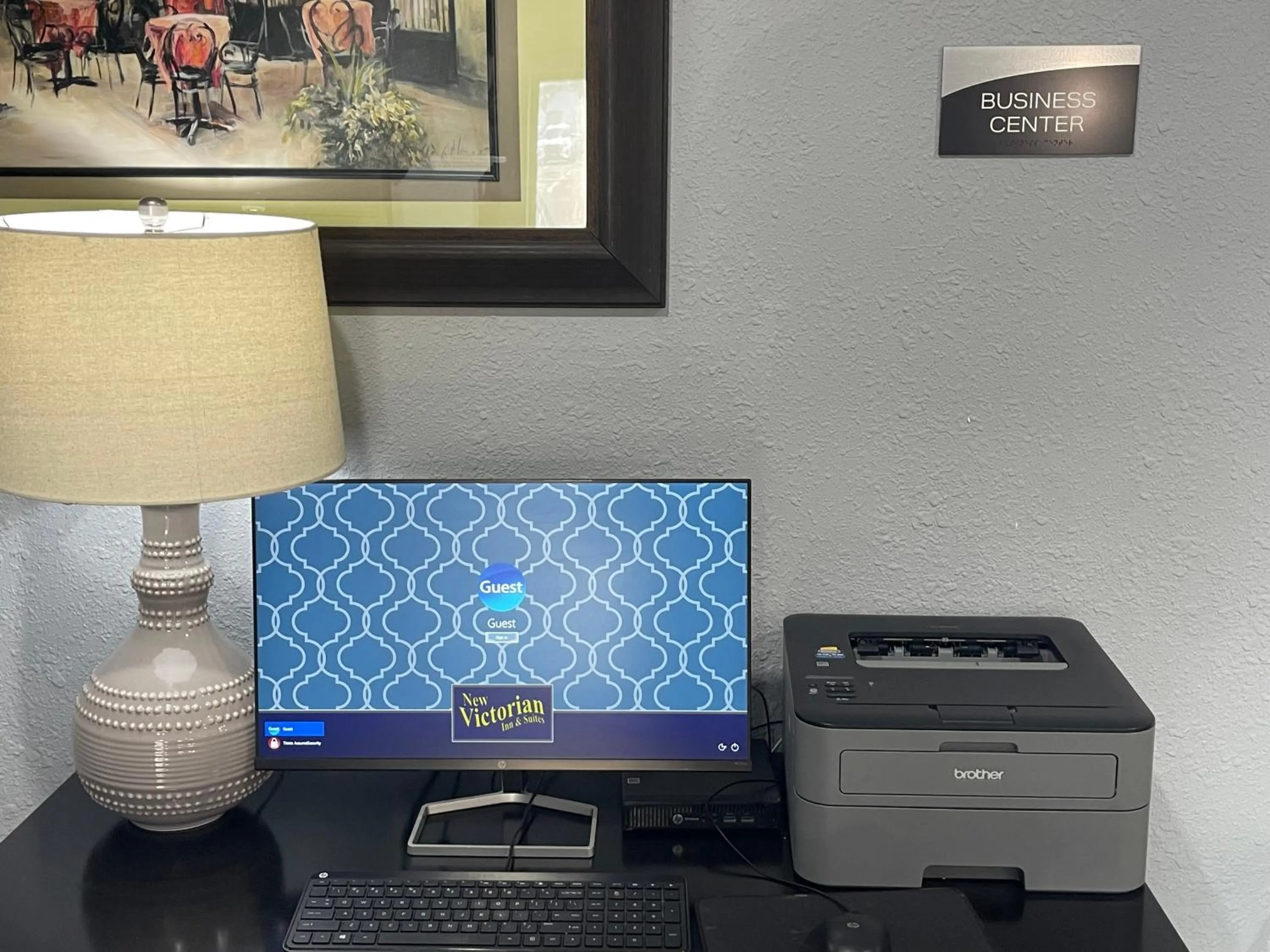 TV and multimedia in New Victorian Inn & Suites Lincoln