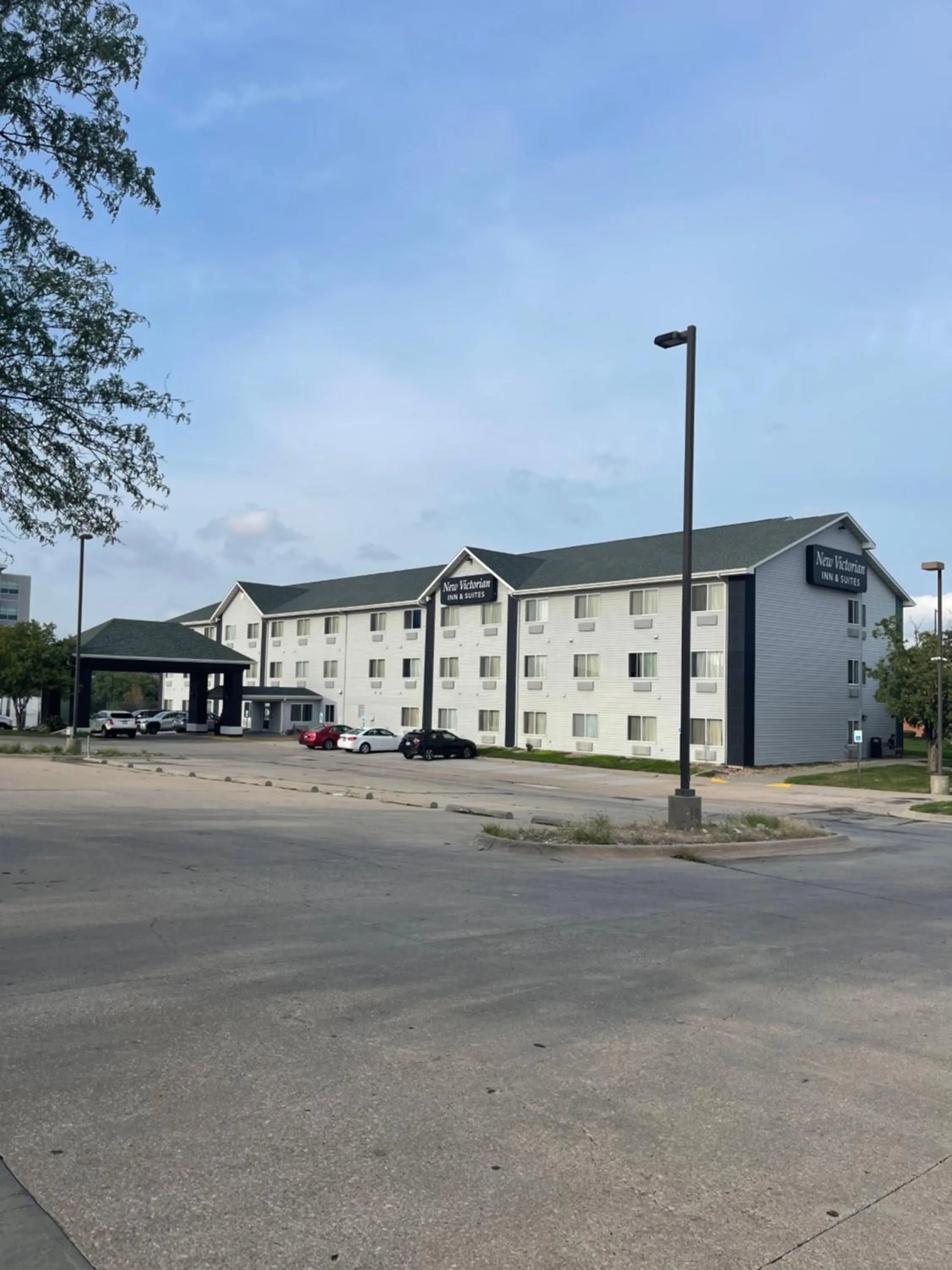 Property building in New Victorian Inn & Suites Lincoln