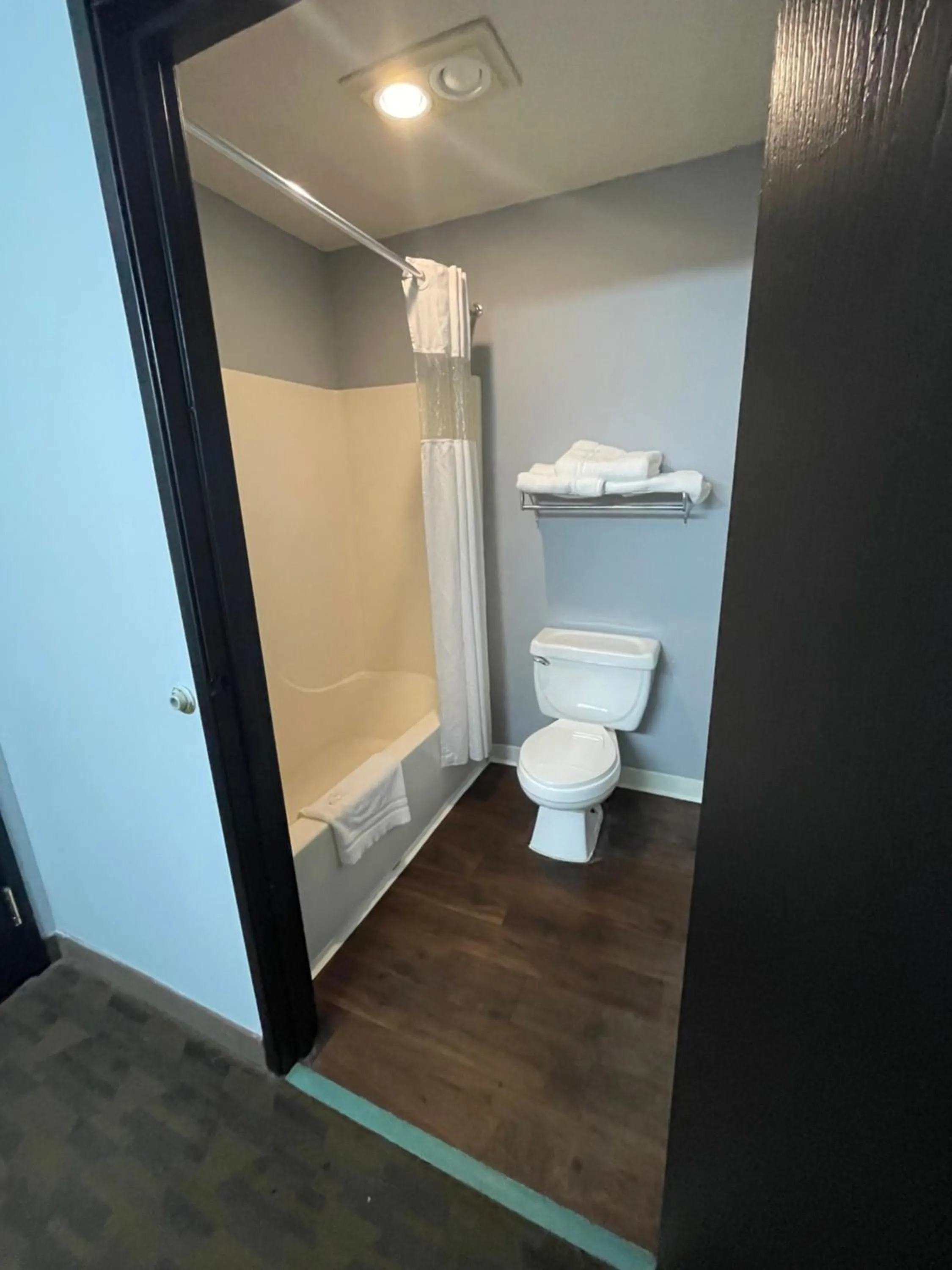 Shower in New Victorian Inn & Suites Lincoln