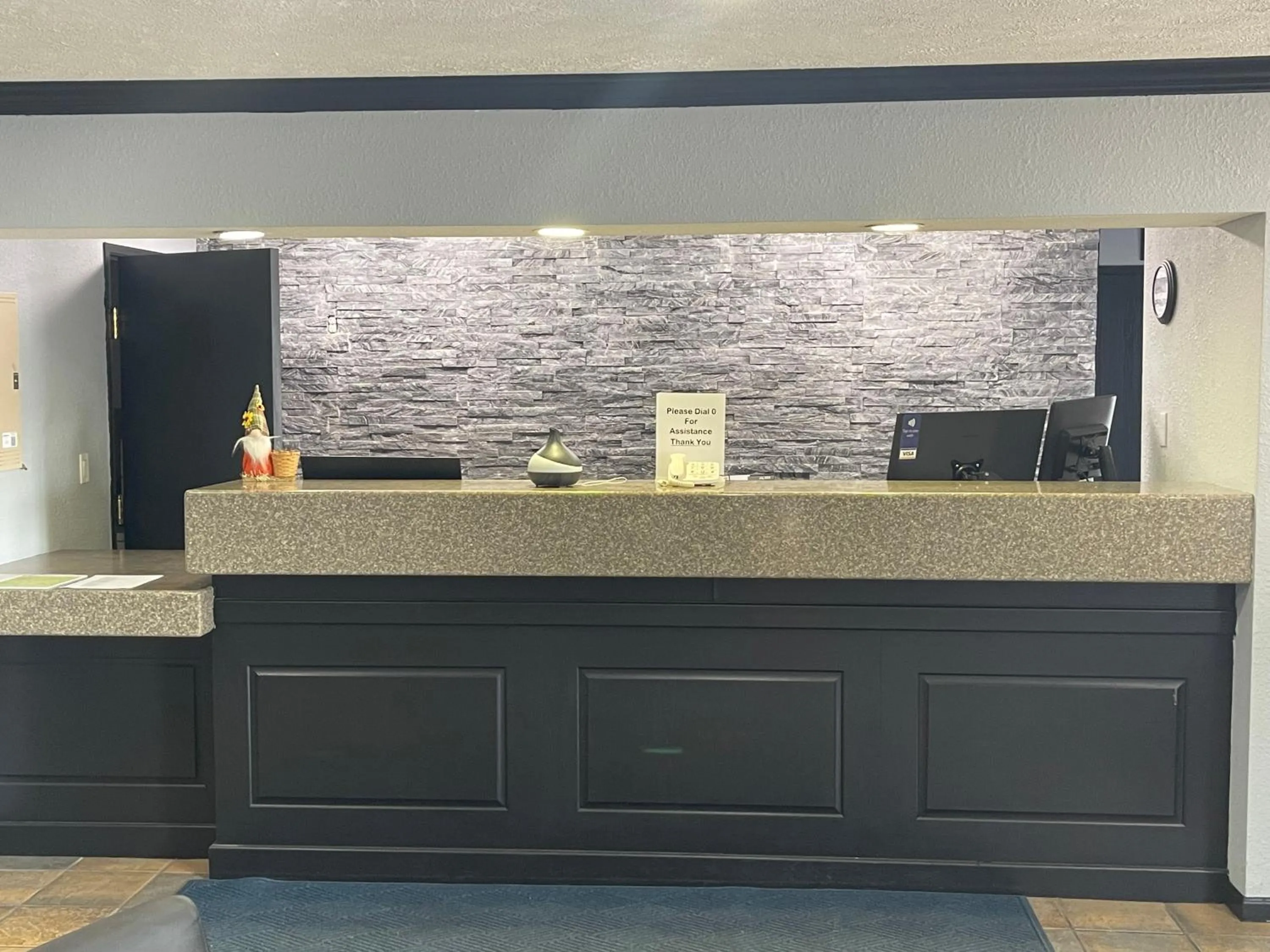 Lobby or reception in New Victorian Inn & Suites Lincoln