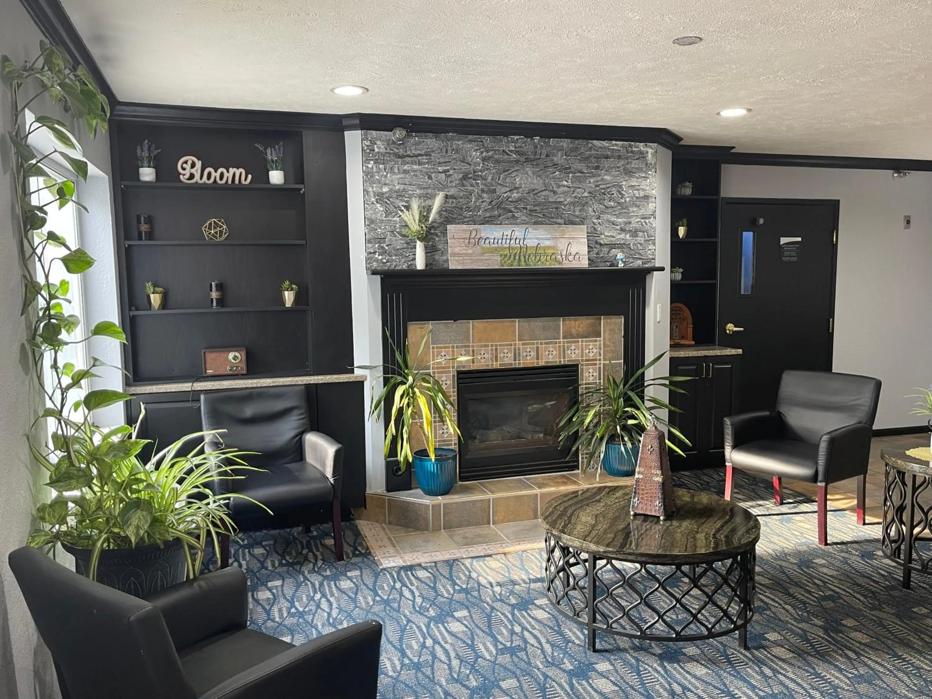 Seating area in New Victorian Inn & Suites Lincoln