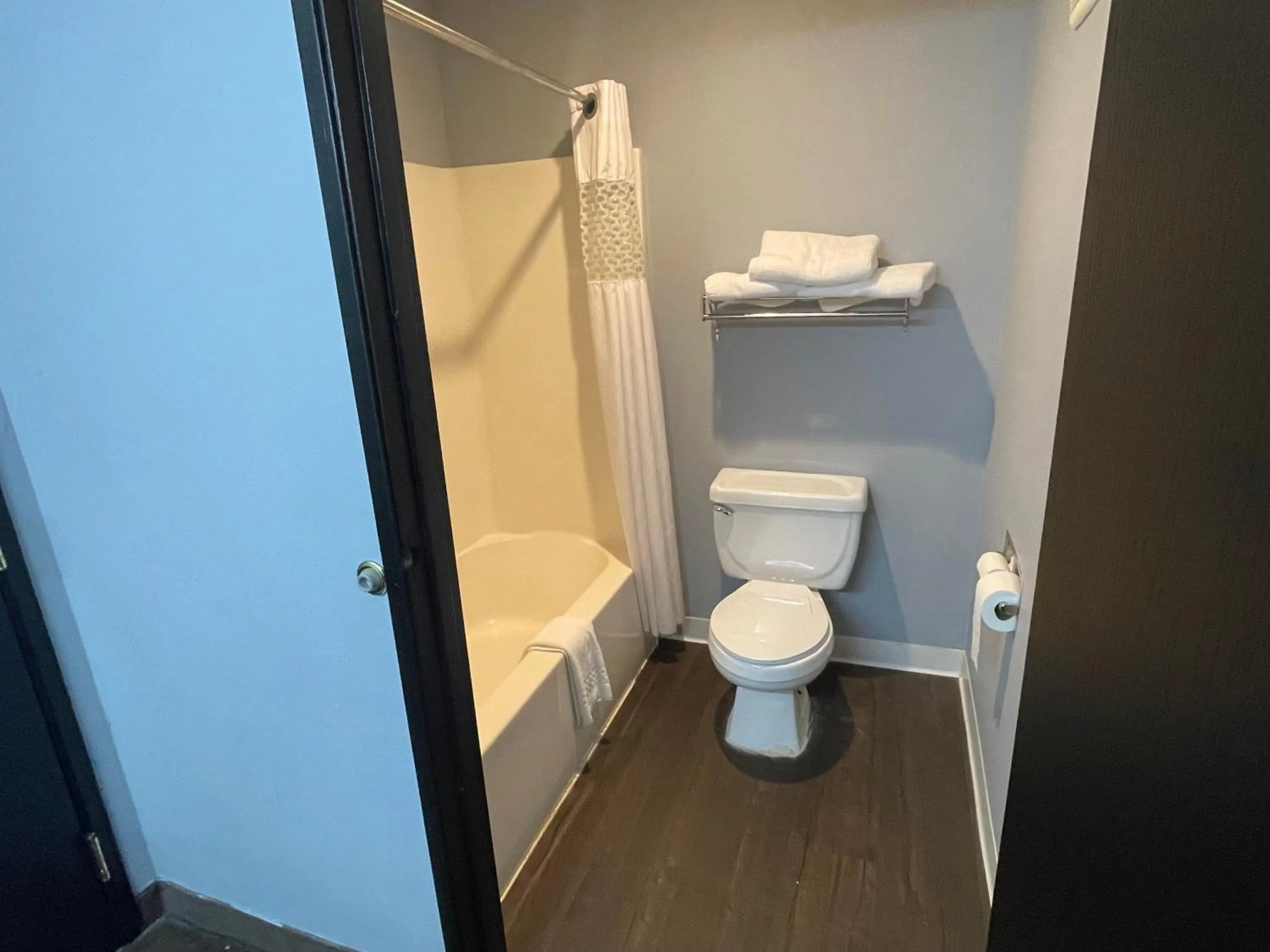 Toilet in New Victorian Inn & Suites Lincoln