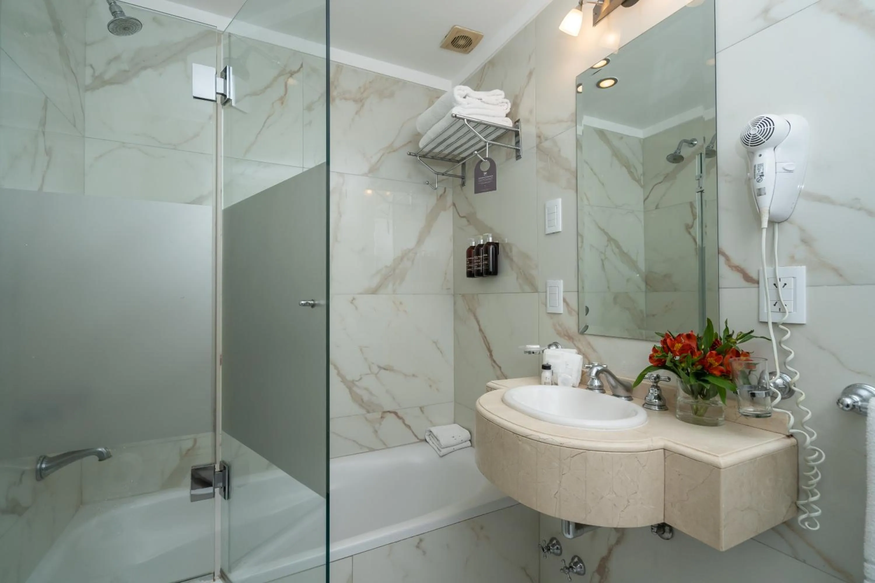 Shower in Hotel Intersur Recoleta