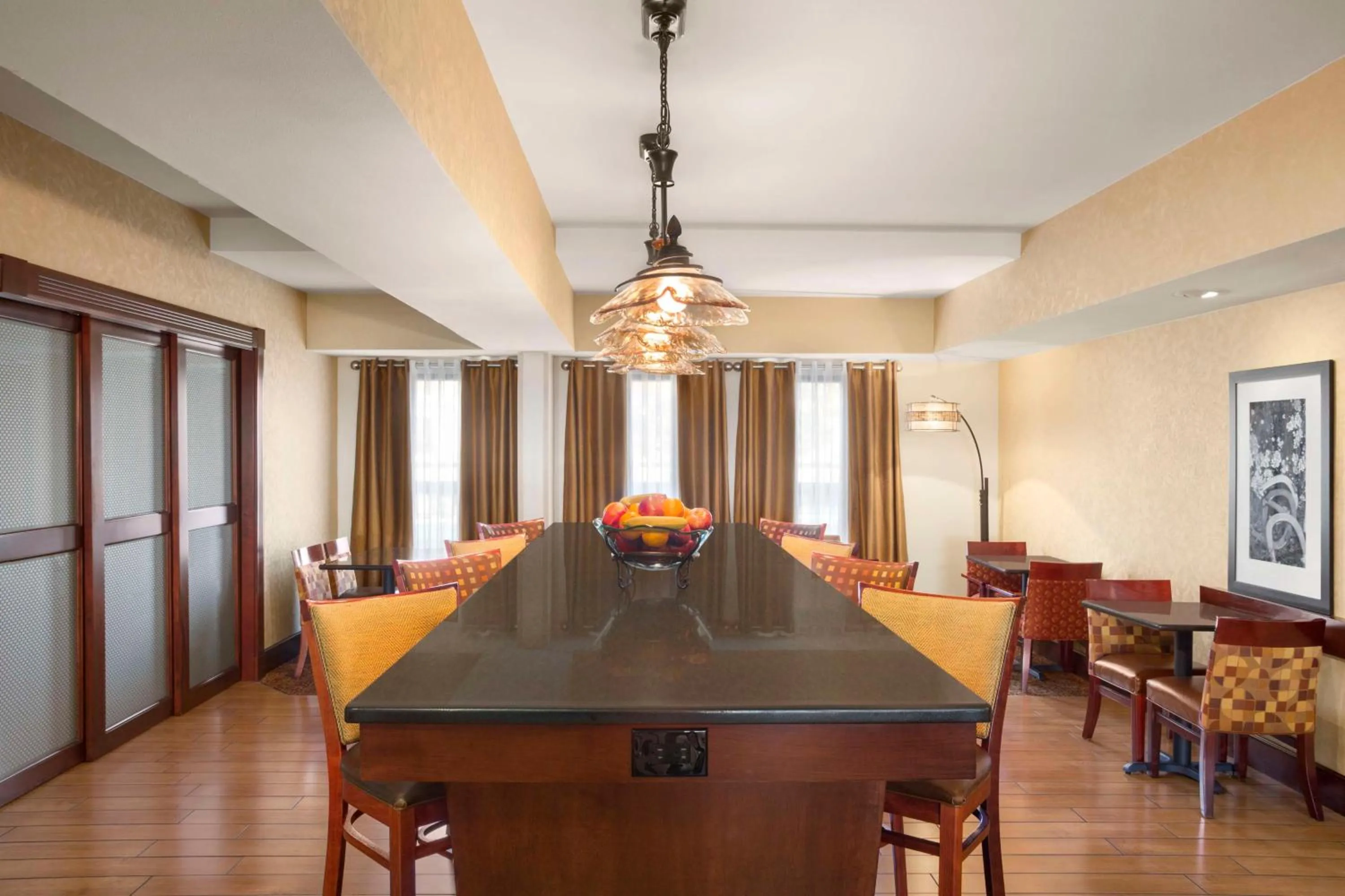 Dining area in Hampton Inn Forrest City