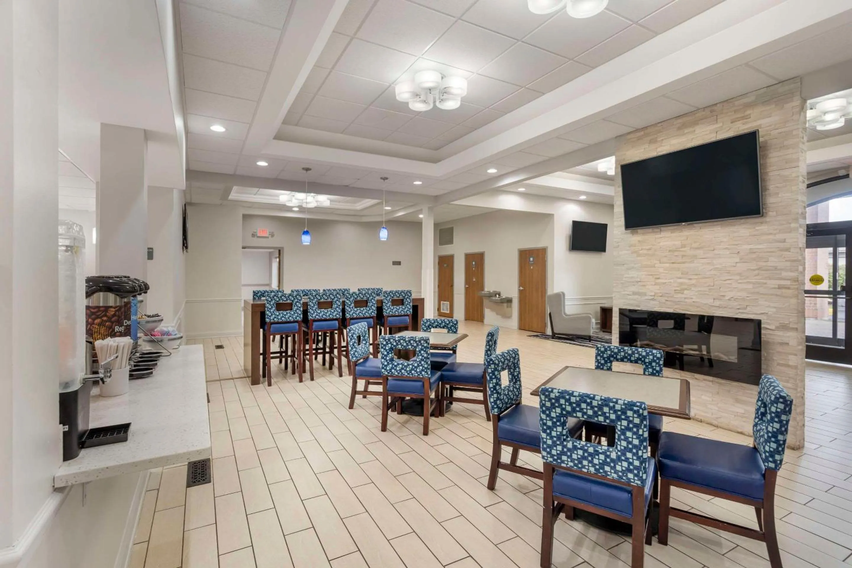 Breakfast in Comfort Inn & Suites Mundelein-Vernon Hills