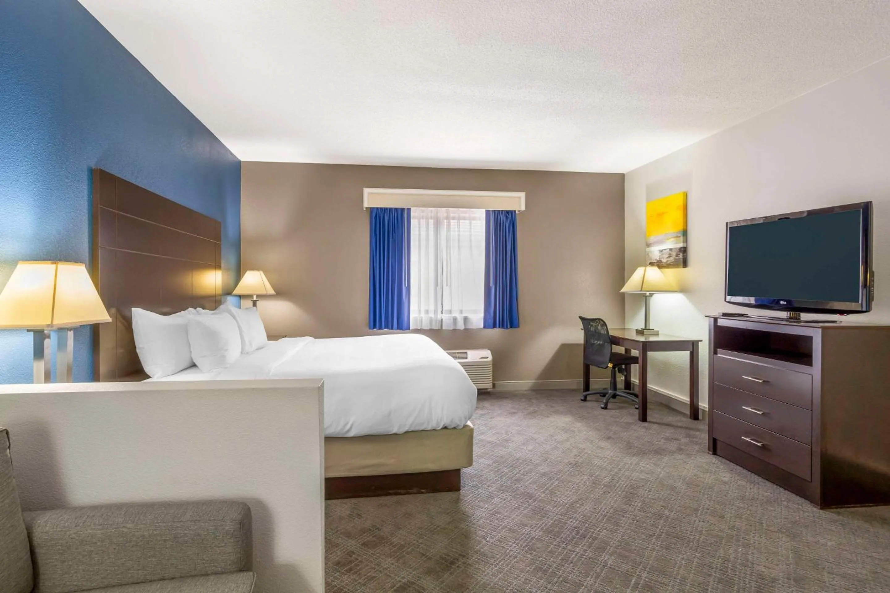 Bedroom, Bed in Comfort Inn & Suites Mundelein-Vernon Hills