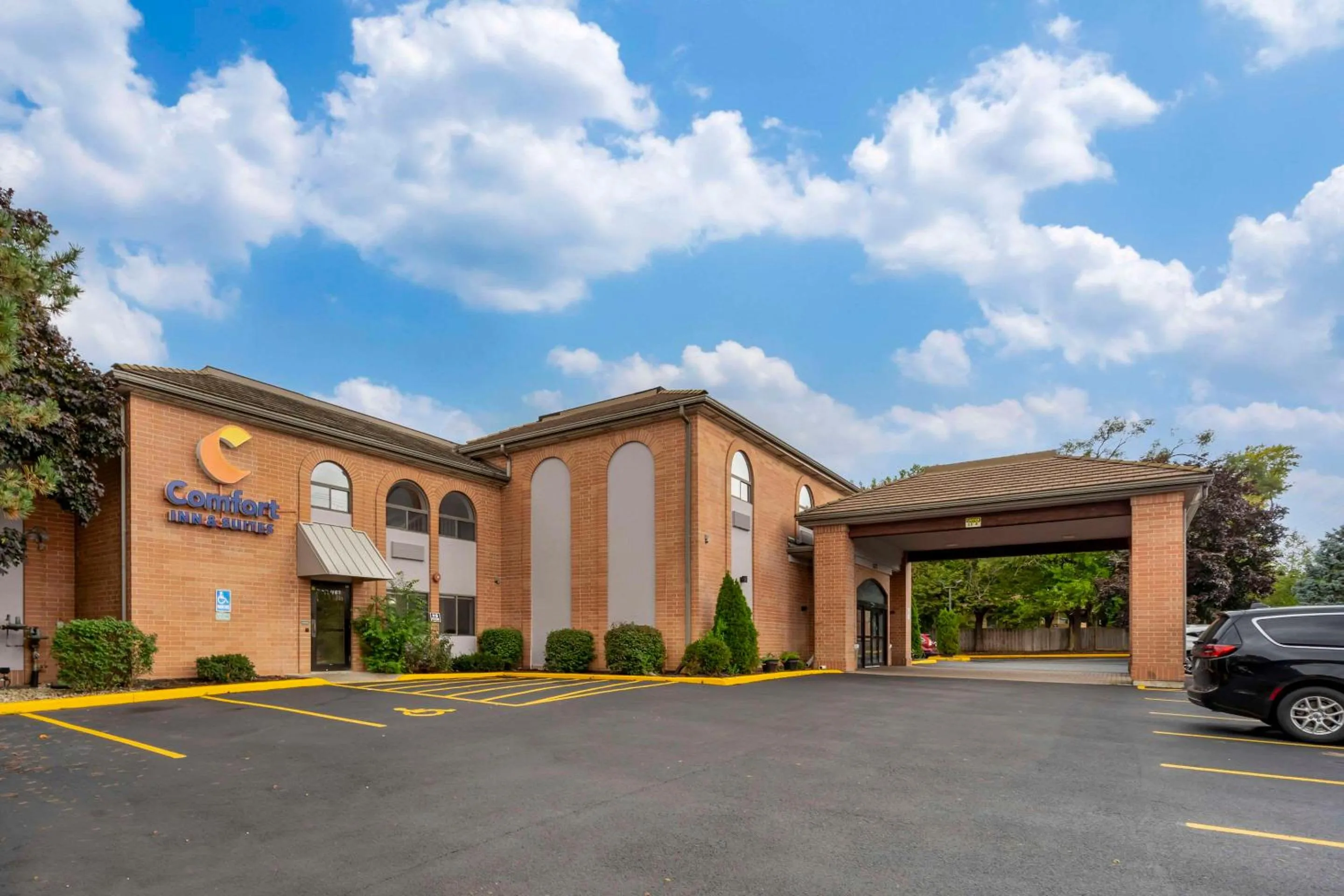 Property building in Comfort Inn & Suites Mundelein-Vernon Hills
