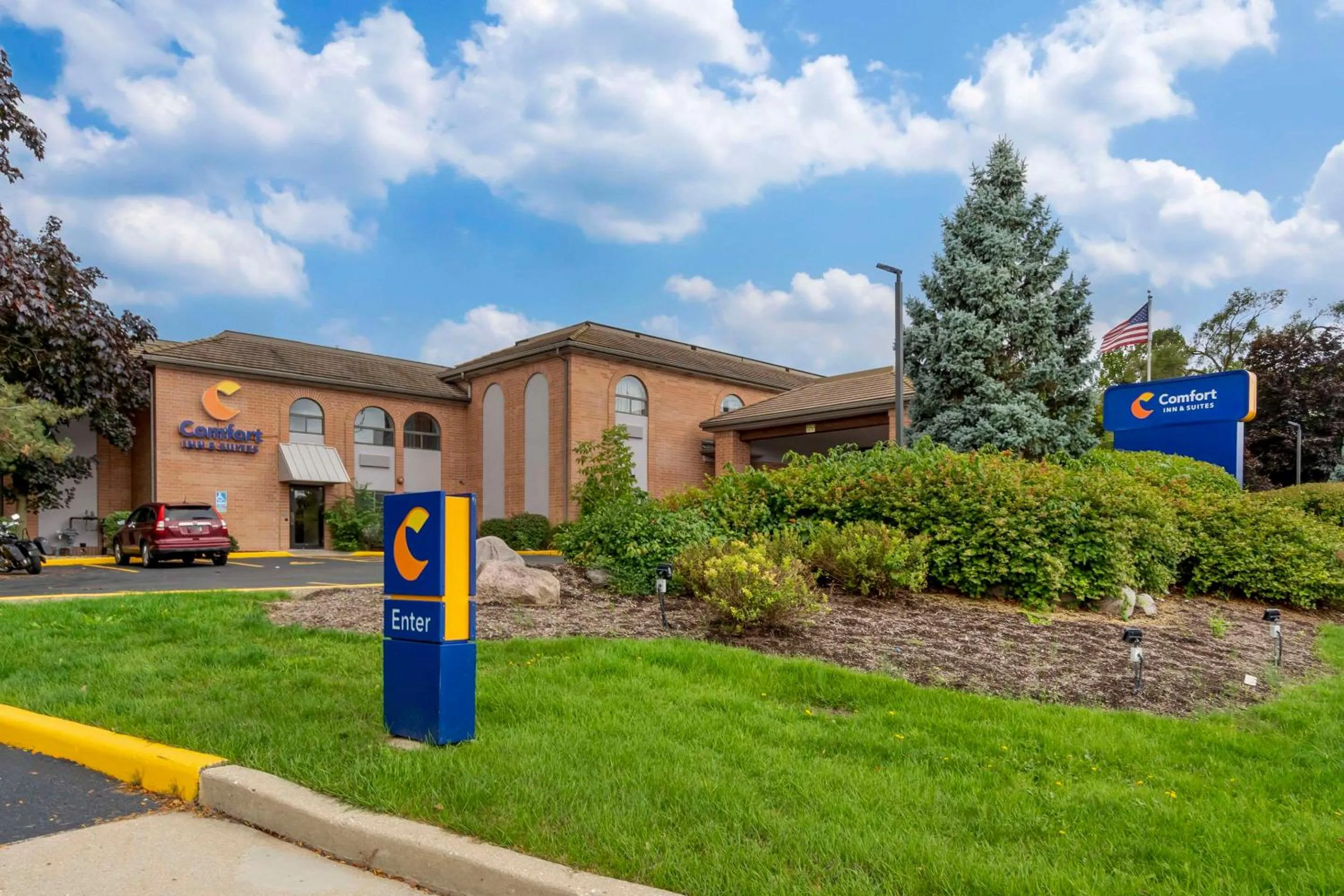 Property building in Comfort Inn & Suites Mundelein-Vernon Hills