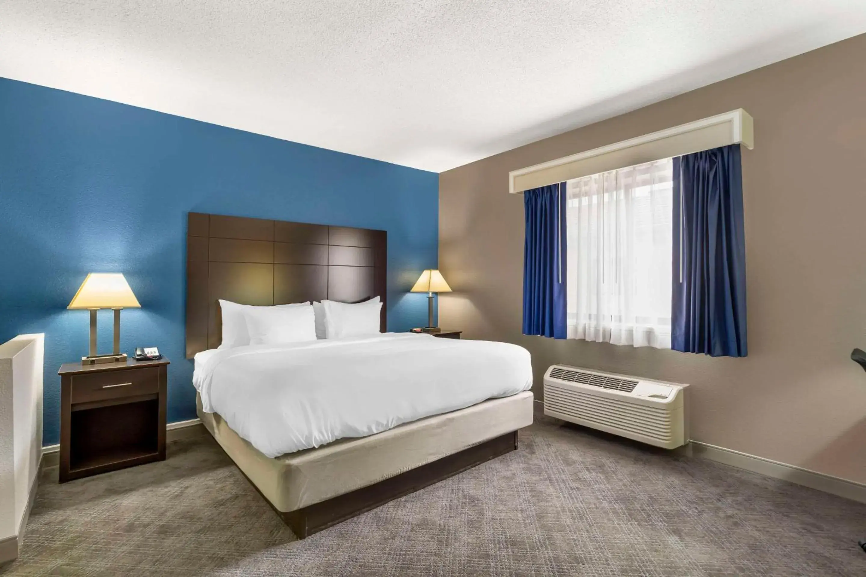 Bedroom, Bed in Comfort Inn & Suites Mundelein-Vernon Hills Bedroom, Bed in Comfort Inn & Suites Mundelein-Vernon Hills