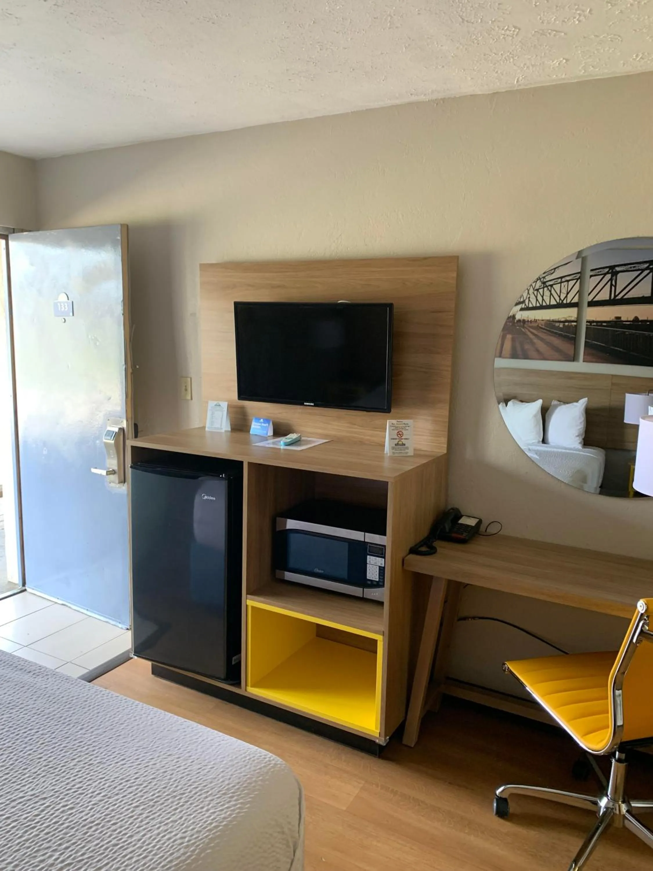 Bed in Days Inn by Wyndham Louisville Airport Fair and Expo Center