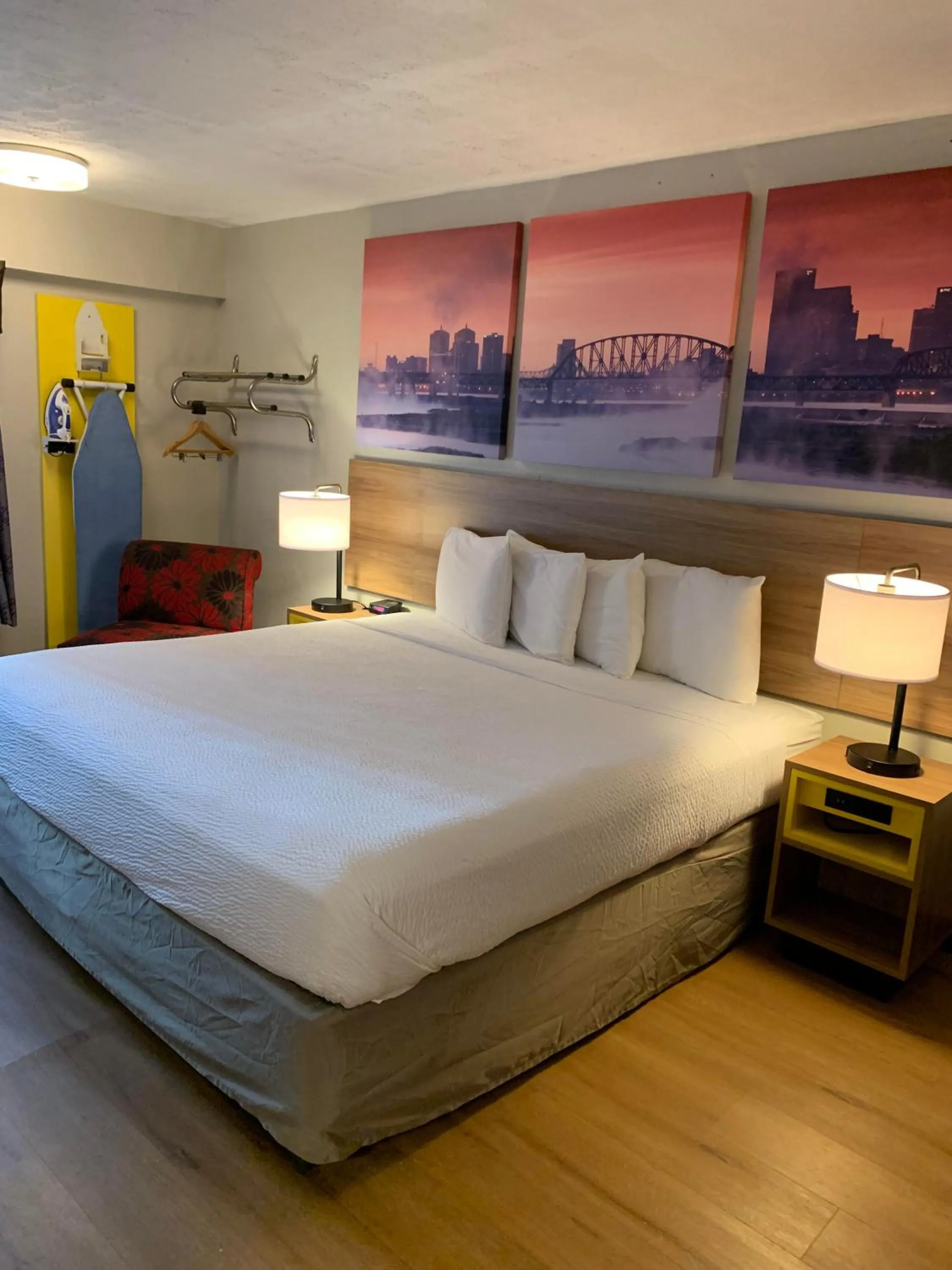 Bed in Days Inn by Wyndham Louisville Airport Fair and Expo Center