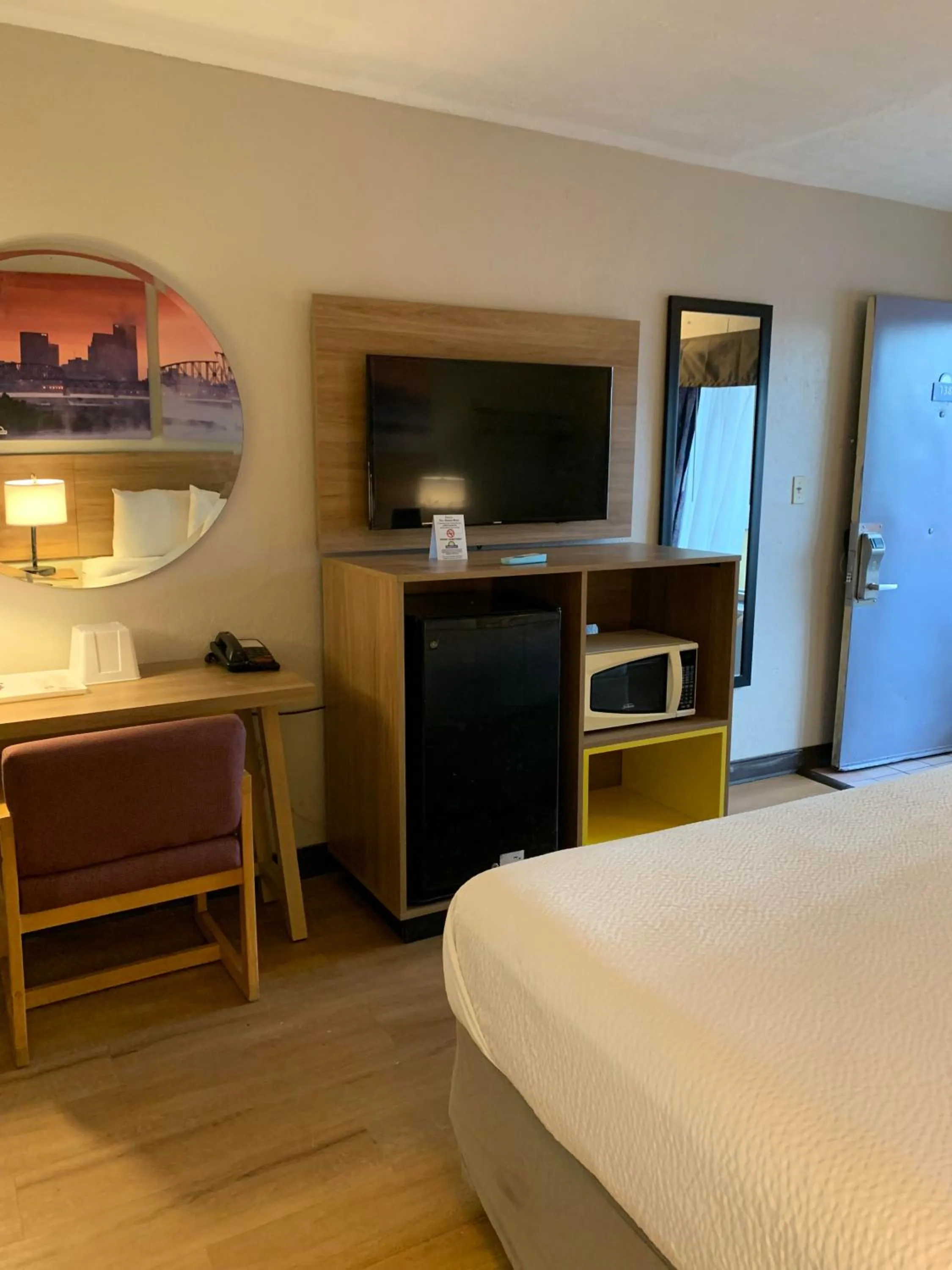 Bed in Days Inn by Wyndham Louisville Airport Fair and Expo Center