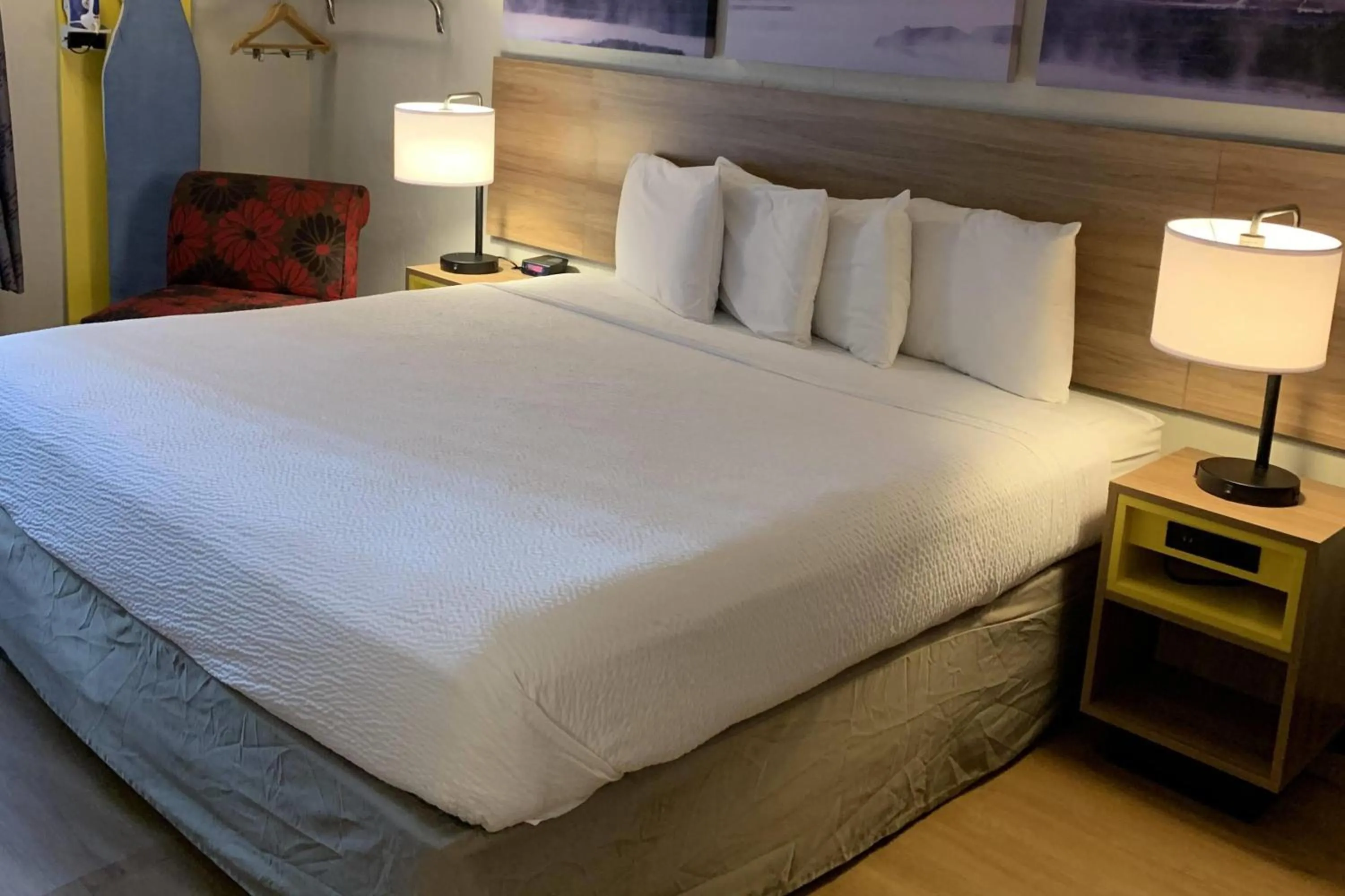 Photo of the whole room, Bed in Days Inn by Wyndham Louisville Airport Fair and Expo Center