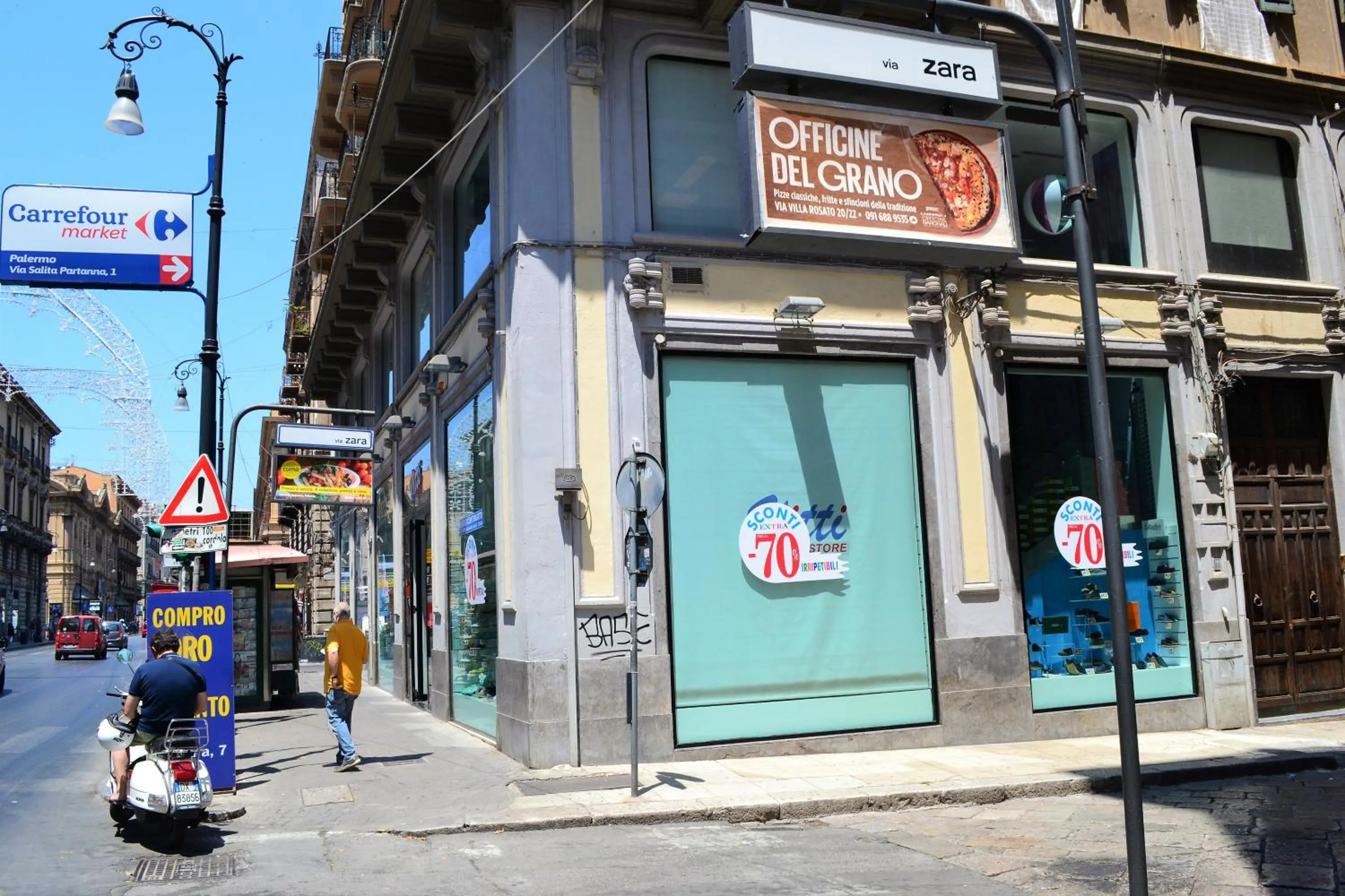 Facade/entrance in Via Zara