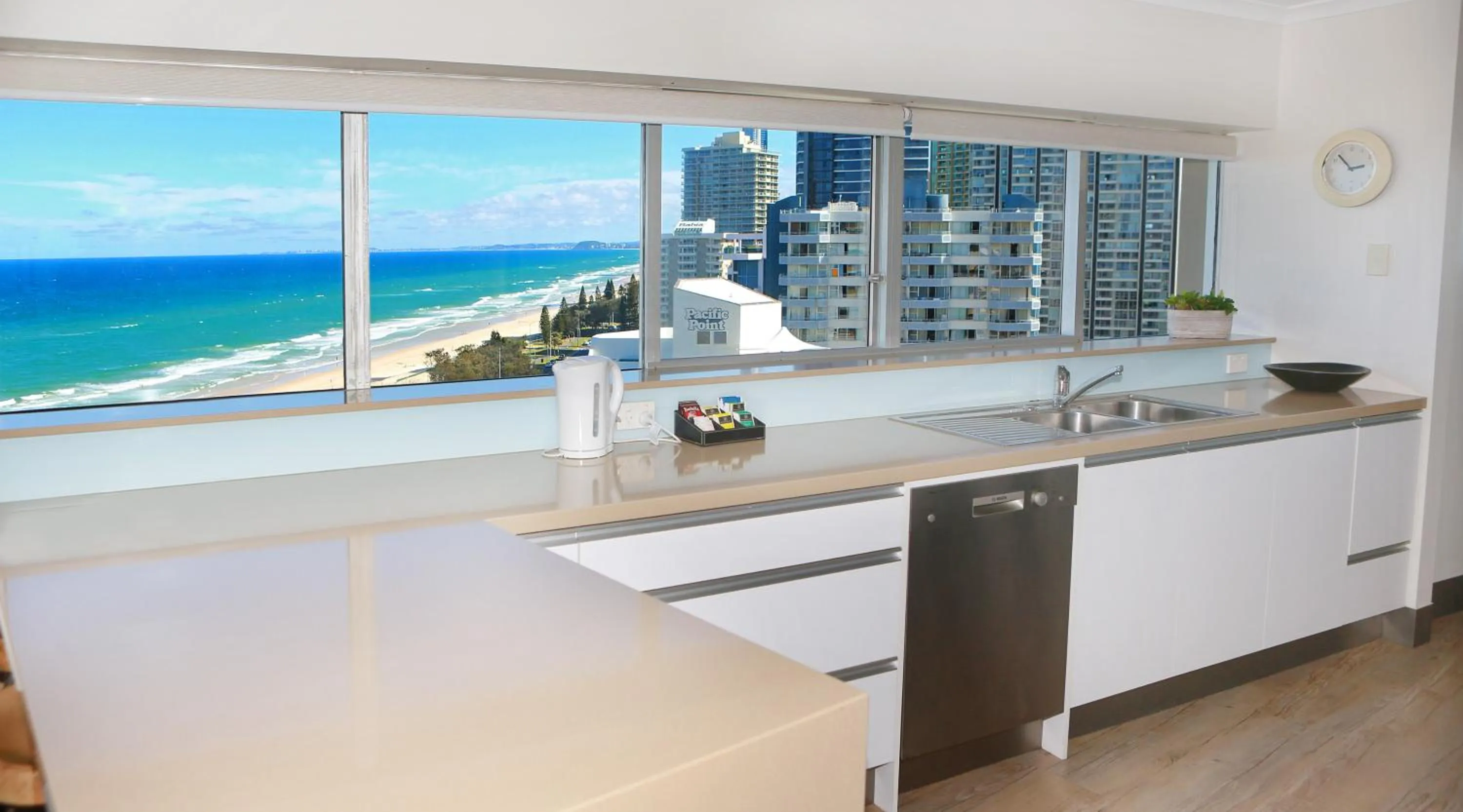 Kitchen or kitchenette in Narrowneck Court Holiday Apartments
