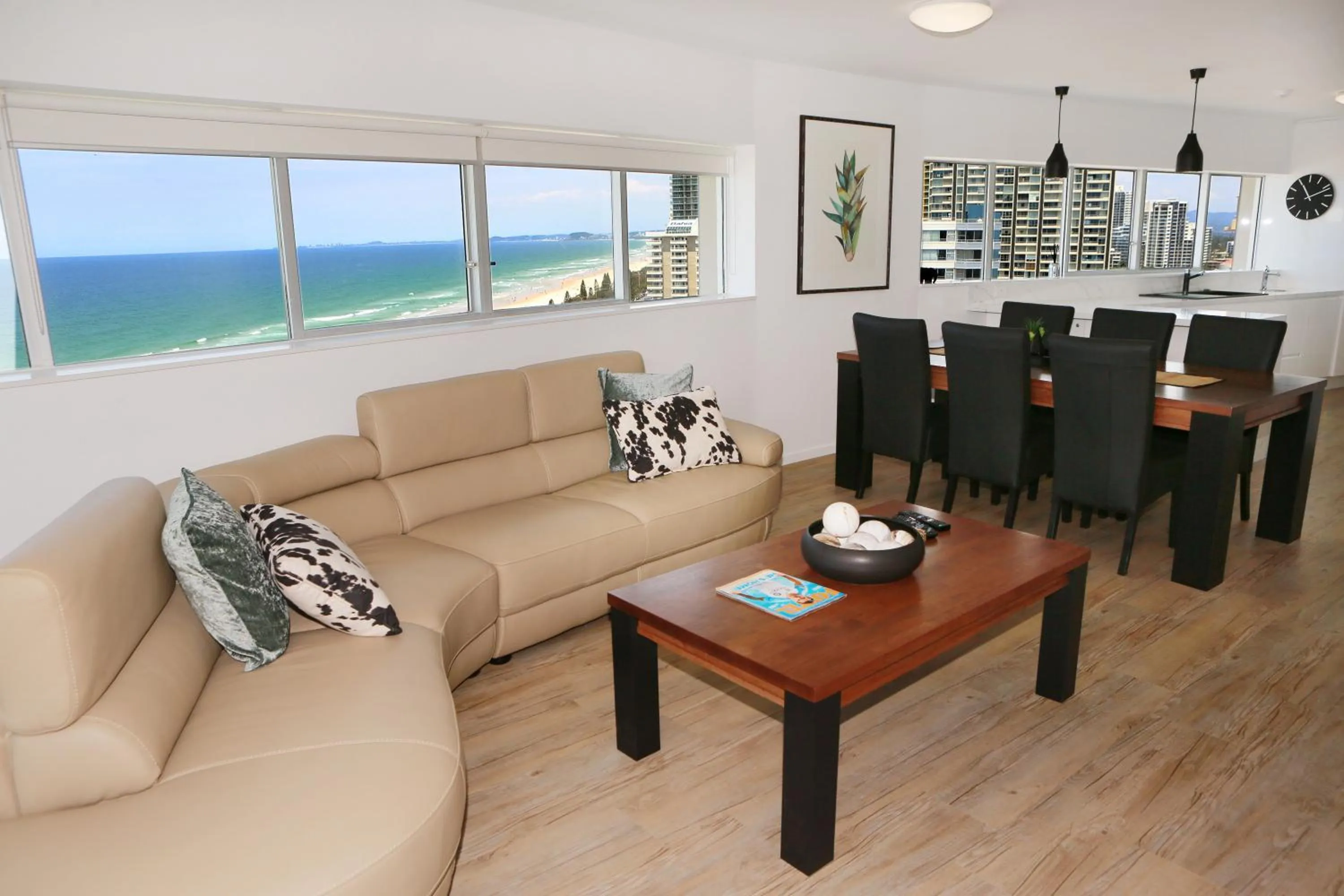 Dining area in Narrowneck Court Holiday Apartments