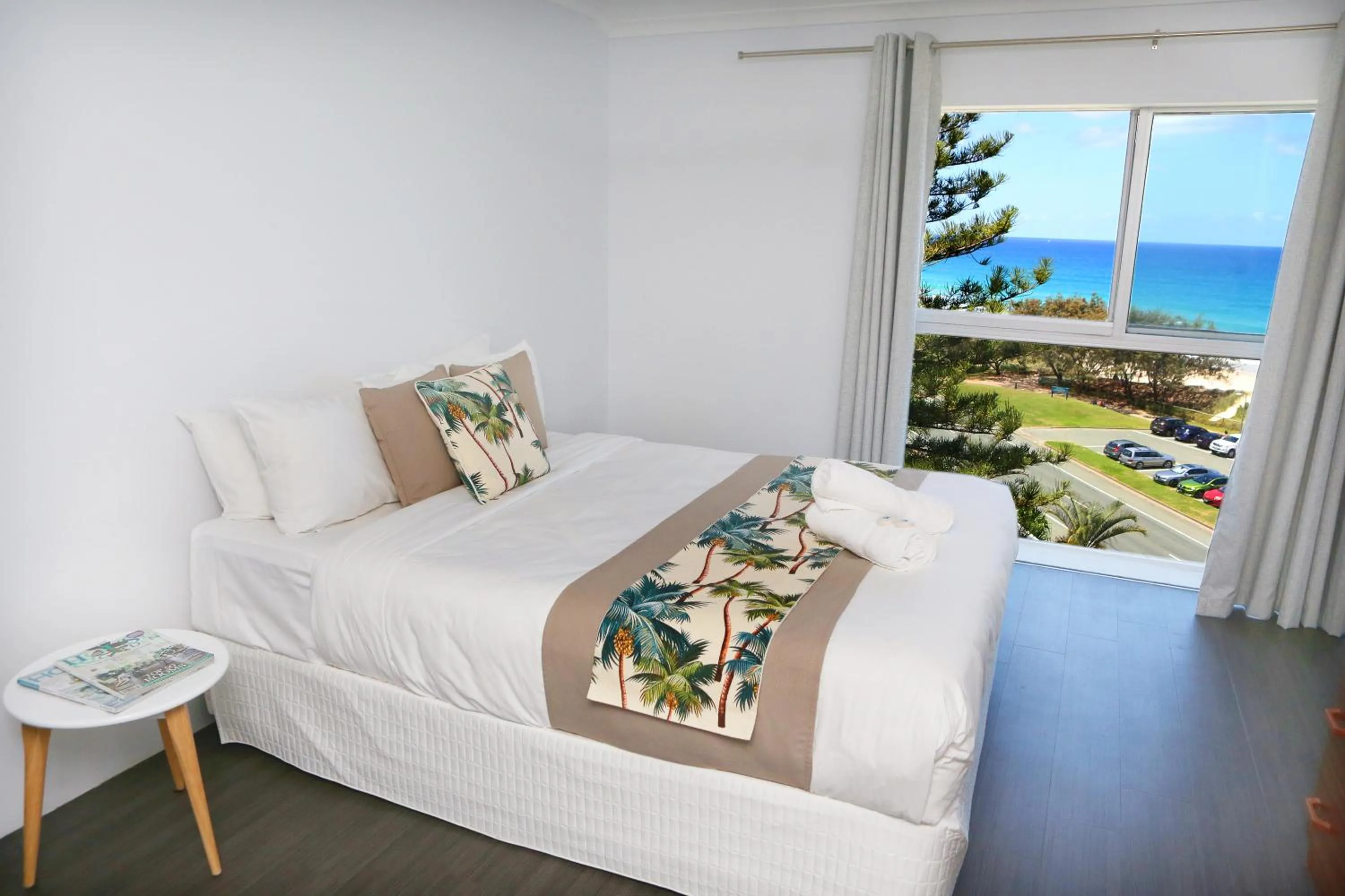 Bed in Narrowneck Court Holiday Apartments