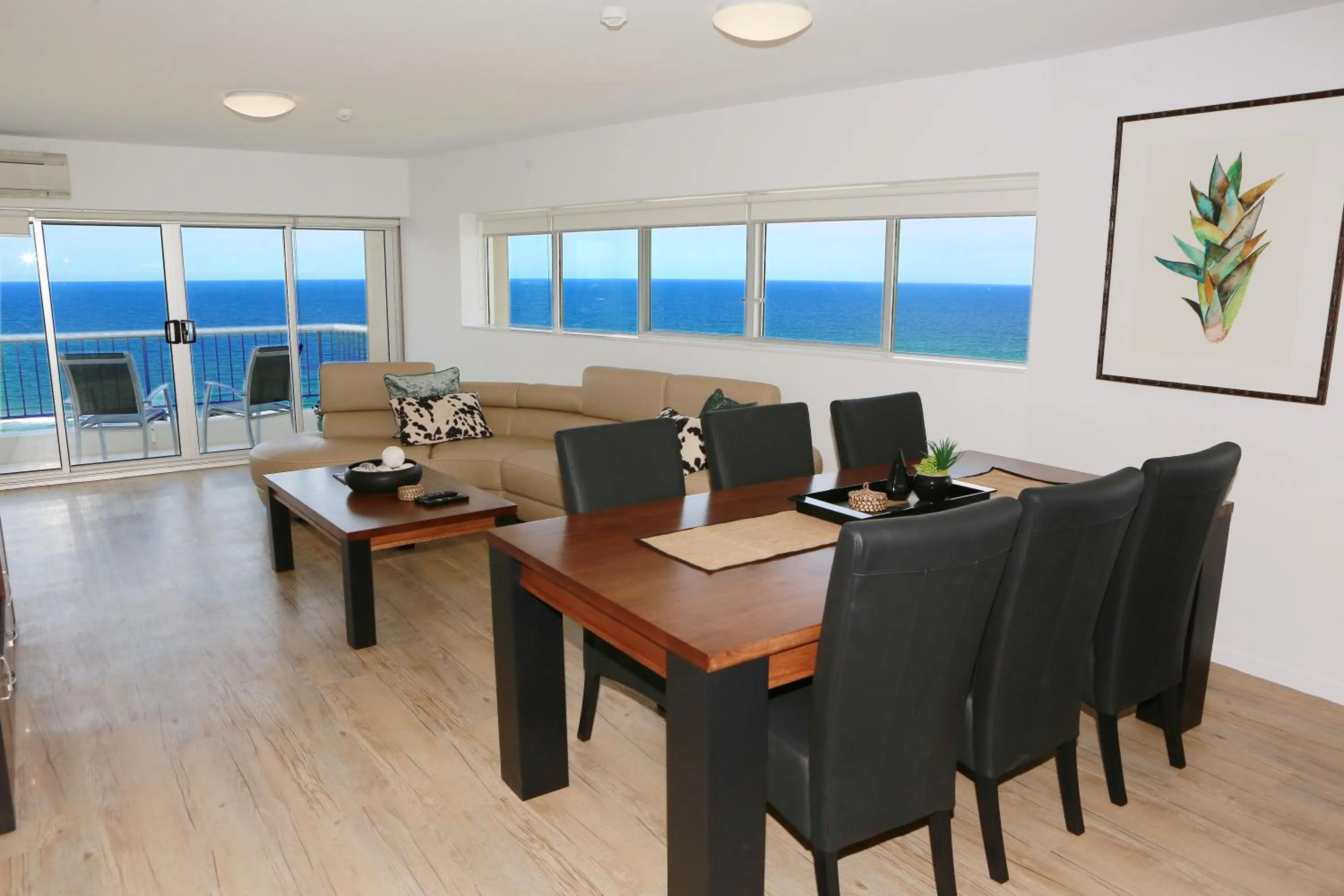 Dining area in Narrowneck Court Holiday Apartments