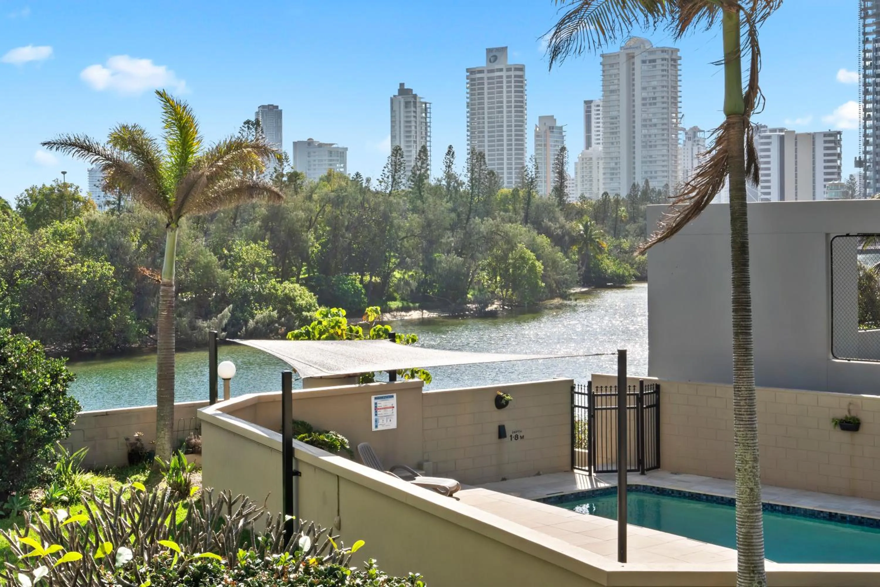 Swimming pool in Narrowneck Court Holiday Apartments