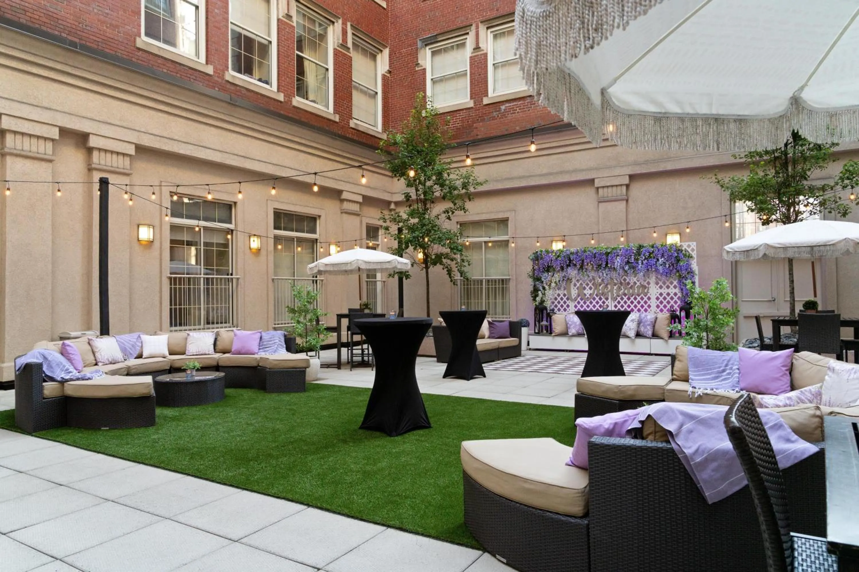 Inner courtyard view in DoubleTree by Hilton Hotel Boston - Downtown