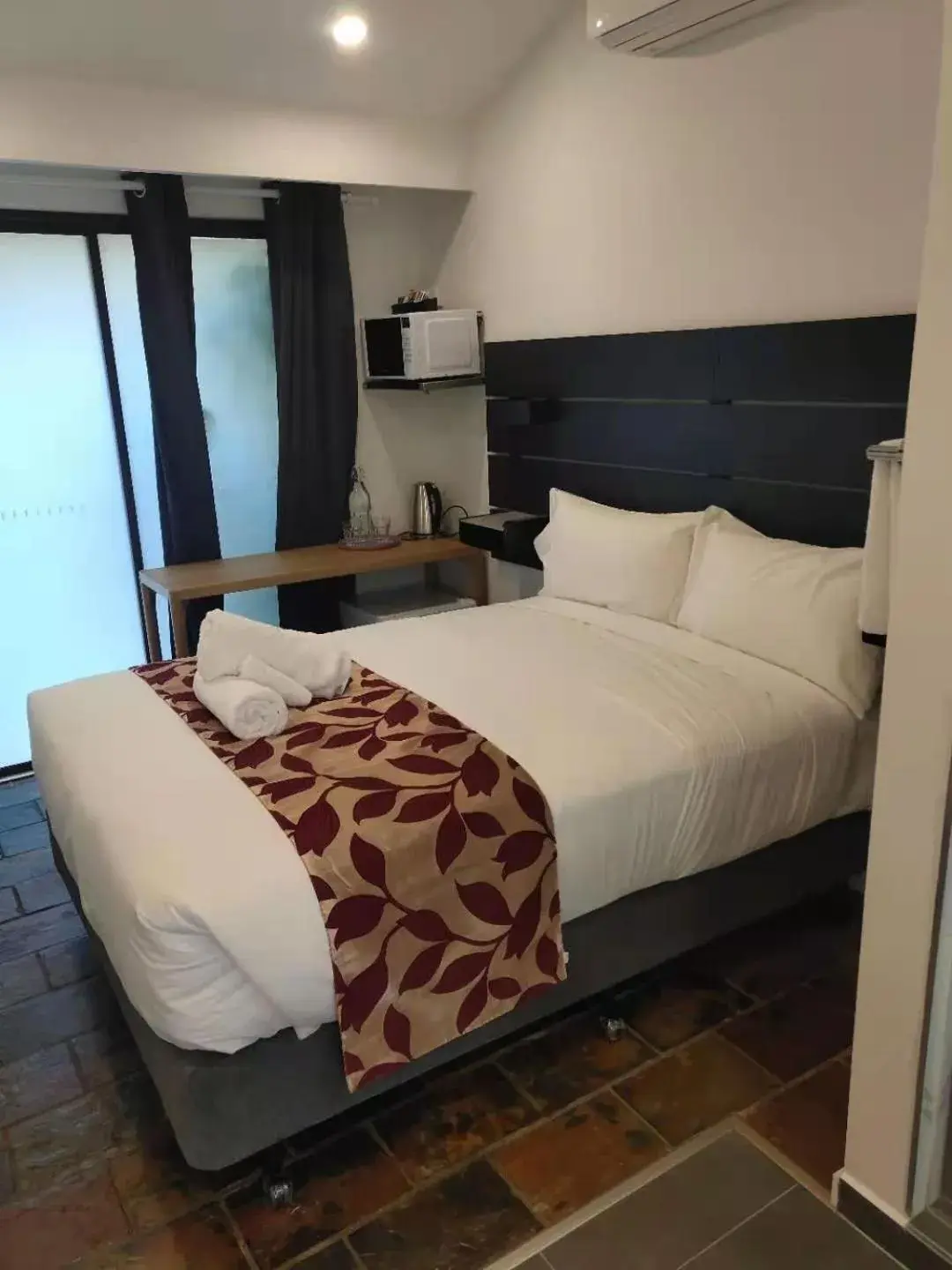 Bed in Coachman Motel and Holiday Units Bed in Coachman Motel and Holiday Units