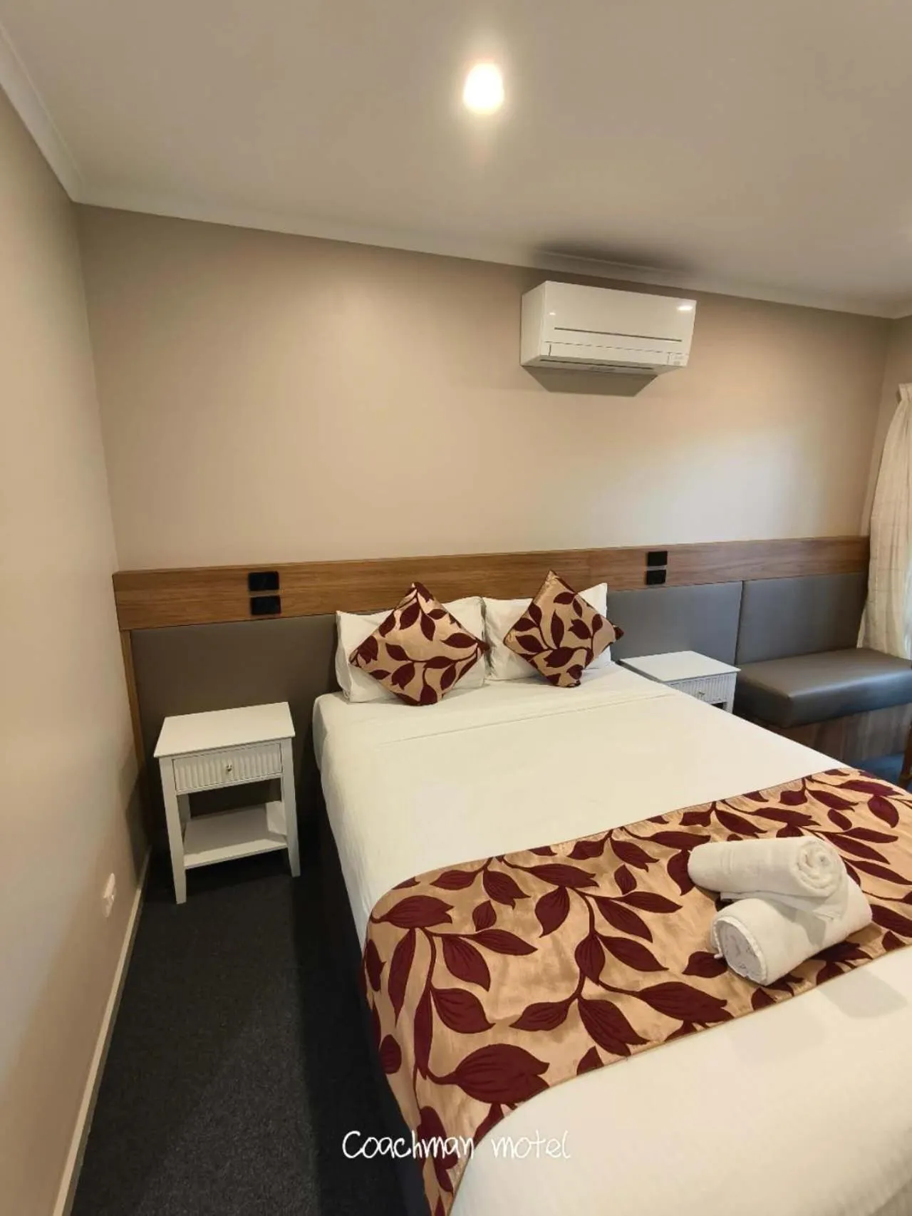 Bed in Coachman Motel and Holiday Units