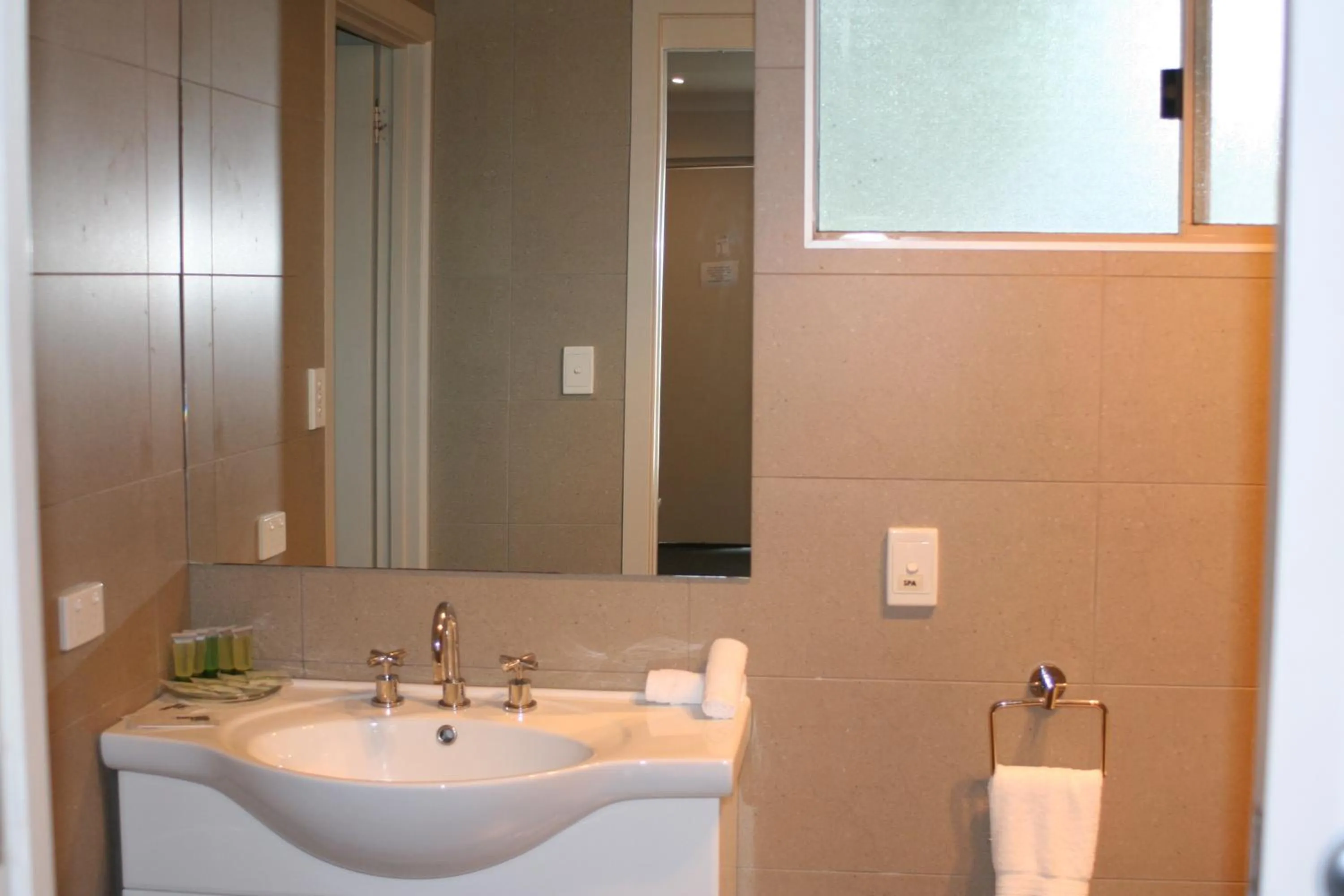 Bathroom in Coachman Motel and Holiday Units