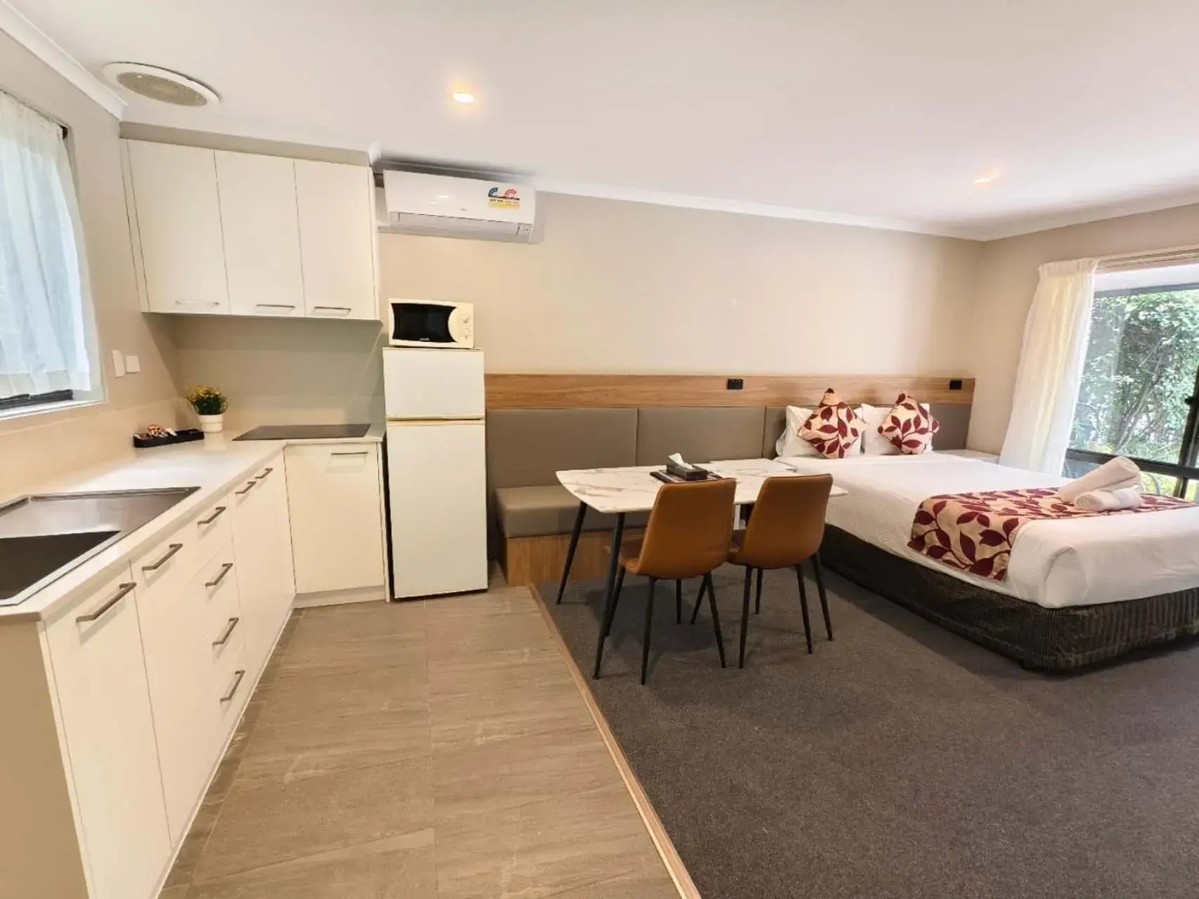 Bed in Coachman Motel and Holiday Units Bed in Coachman Motel and Holiday Units