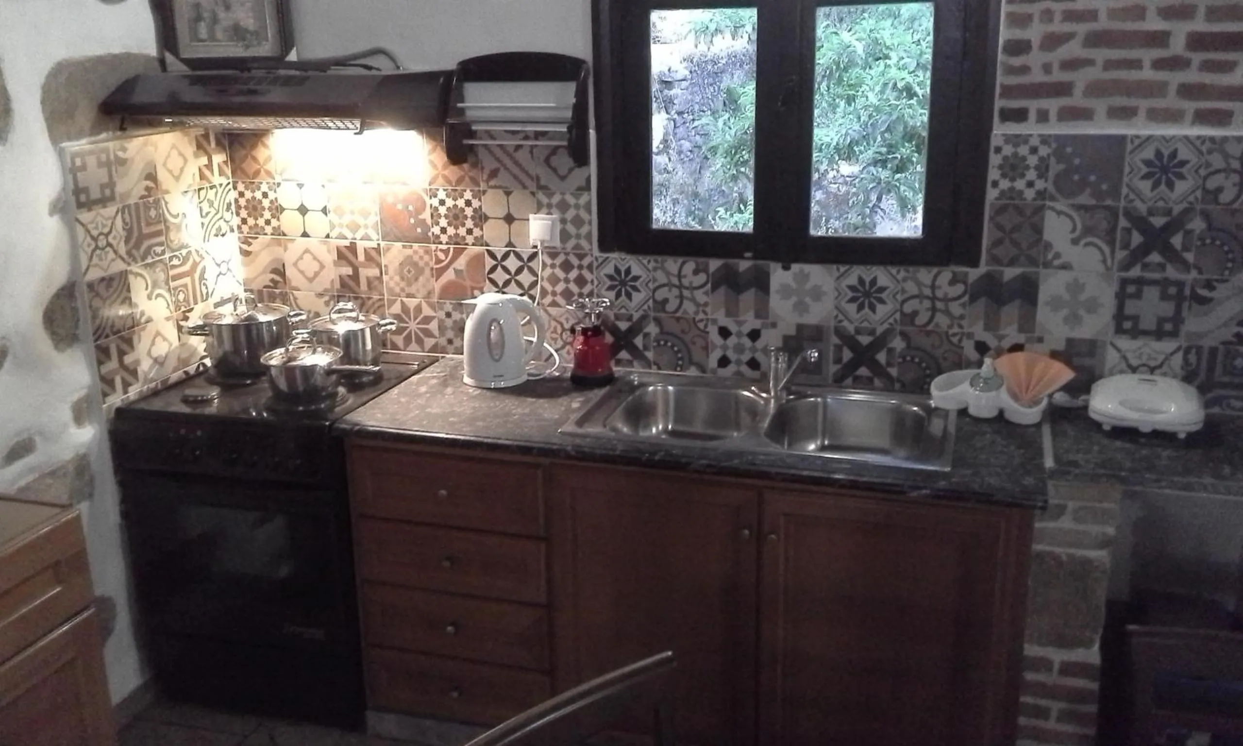 Kitchen or kitchenette in Traditional House Koukounara