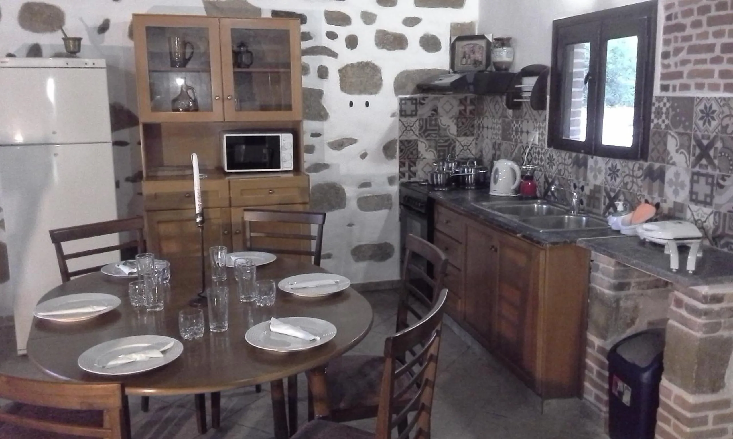 Kitchen or kitchenette in Traditional House Koukounara
