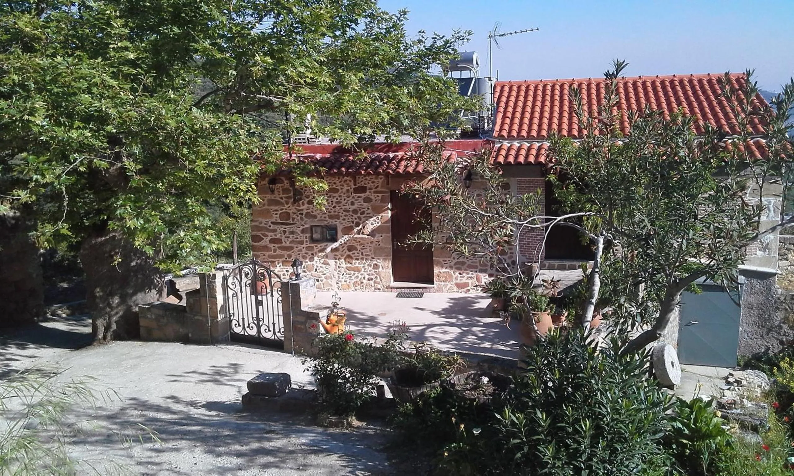 Facade/entrance in Traditional House Koukounara