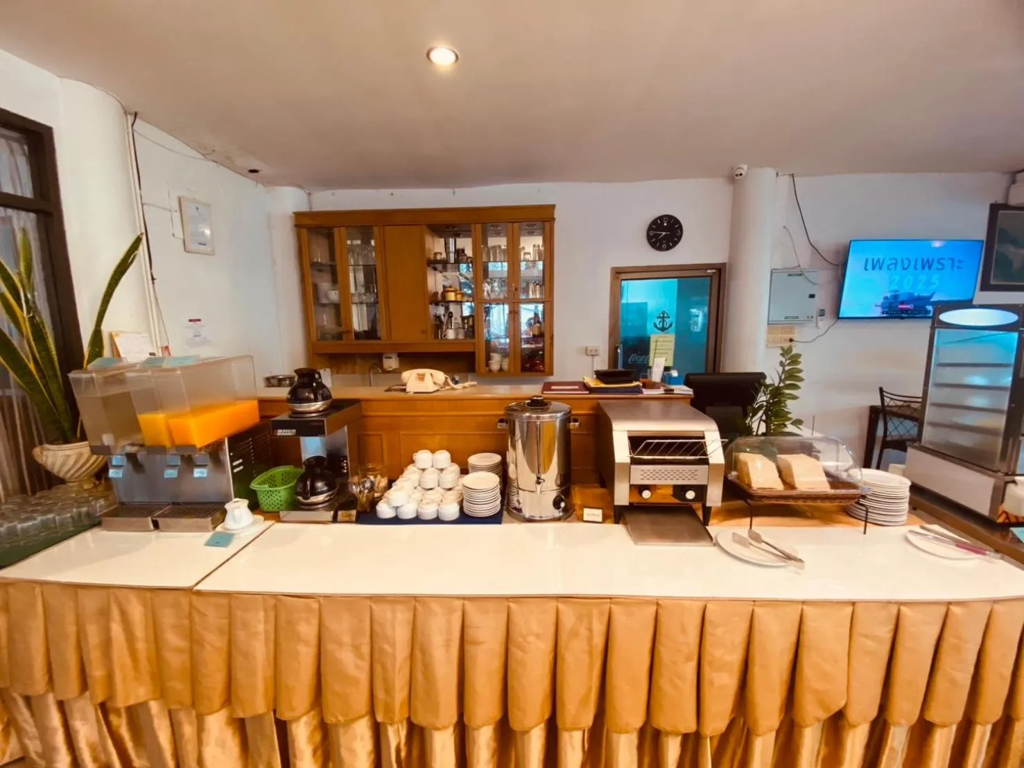 Restaurant/places to eat in Nautical Inn