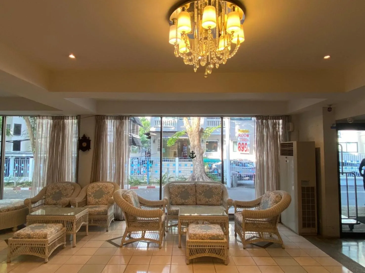 Communal lounge/ TV room in Nautical Inn