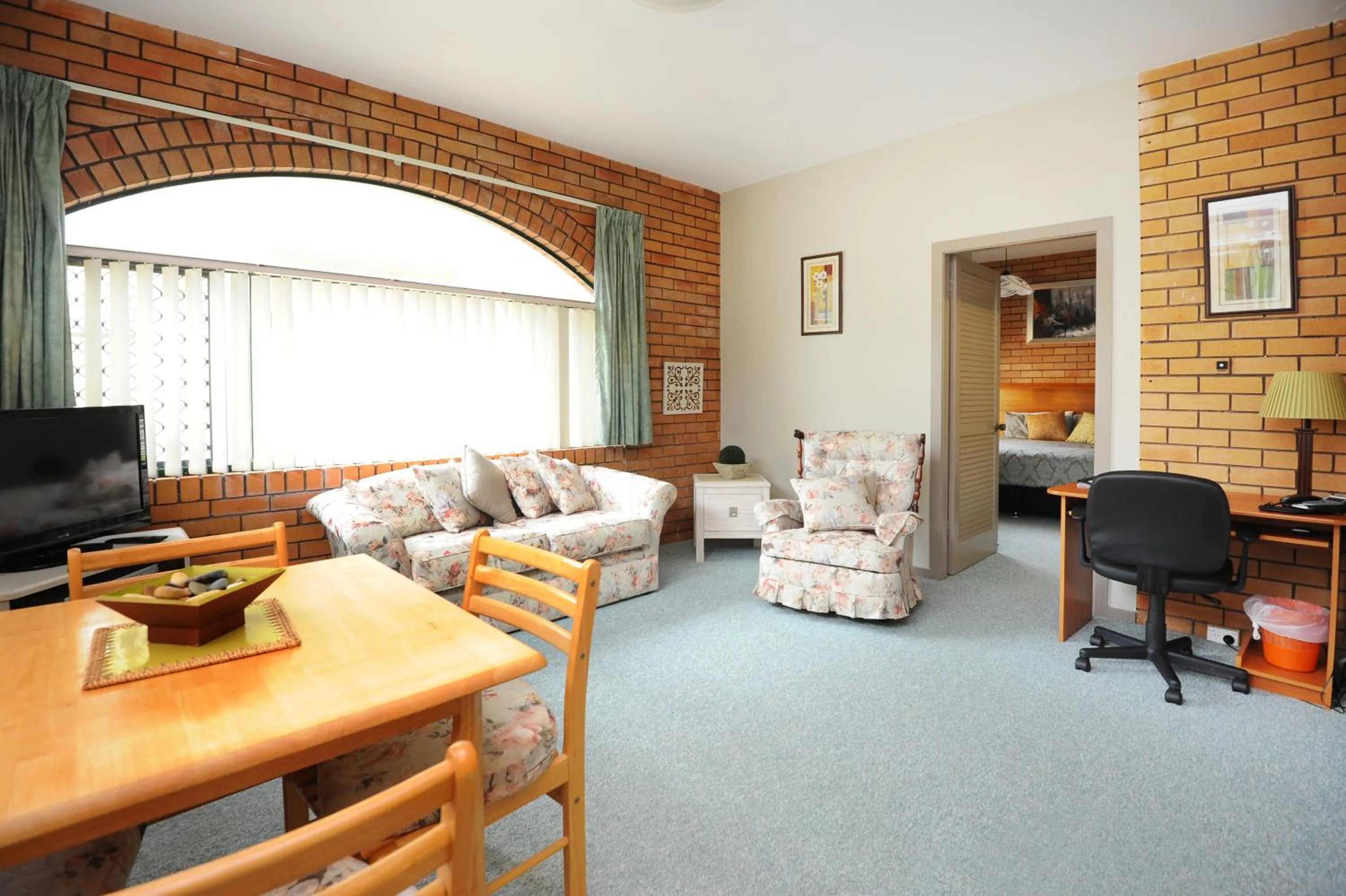 Photo of the whole room in The Tahitian