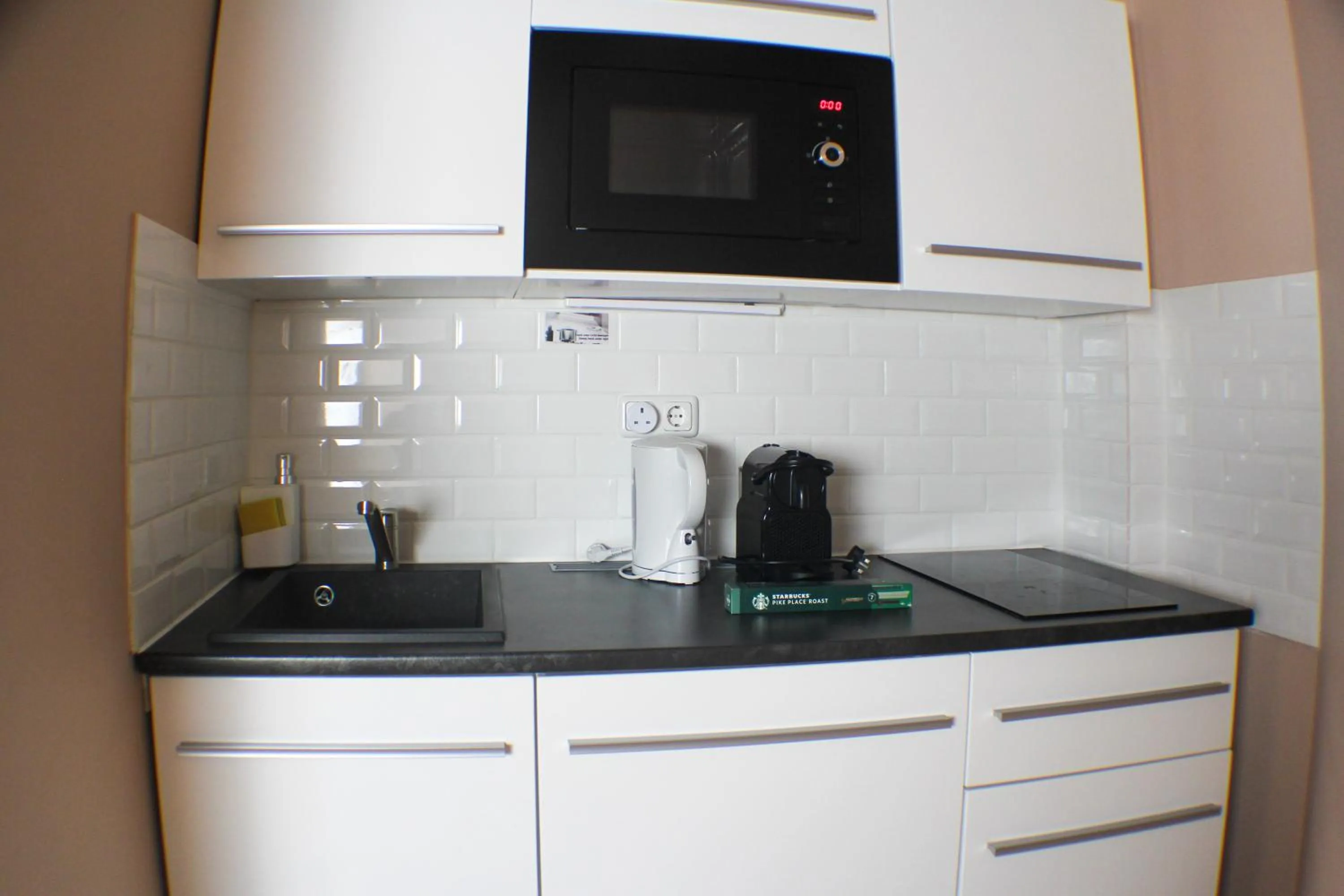 Kitchen or kitchenette in Nu Wave Hotel Berlin - Digital Check-In 2025