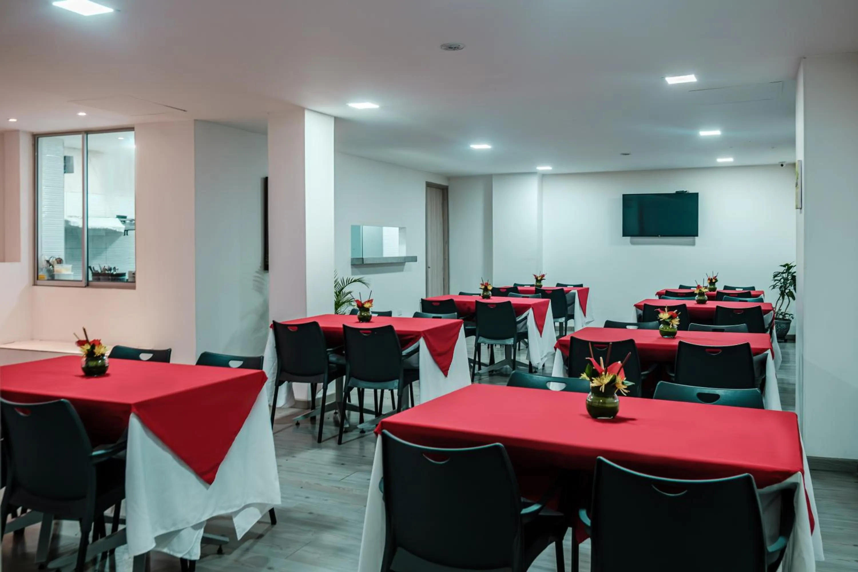 Restaurant/places to eat in Hotel Portal Del Norte